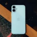 Mặt lưng iPhone 16 Plus đặt trên lan can, minh họa tính năng Chạm mặt lưng (Back Tap)