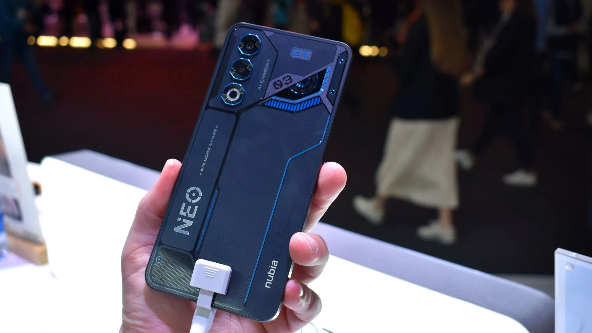 Mặt lưng màu đen và xanh dương của điện thoại Nubia Neo 3 GT 5G tại MWC 2025.