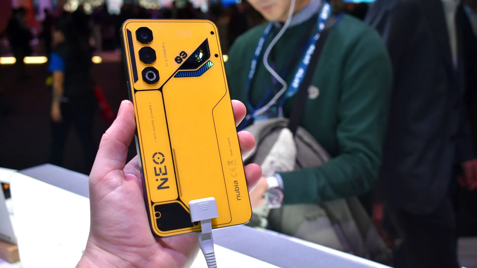 Mặt lưng màu vàng của điện thoại Nubia Neo 3 GT 5G tại MWC 2025.
