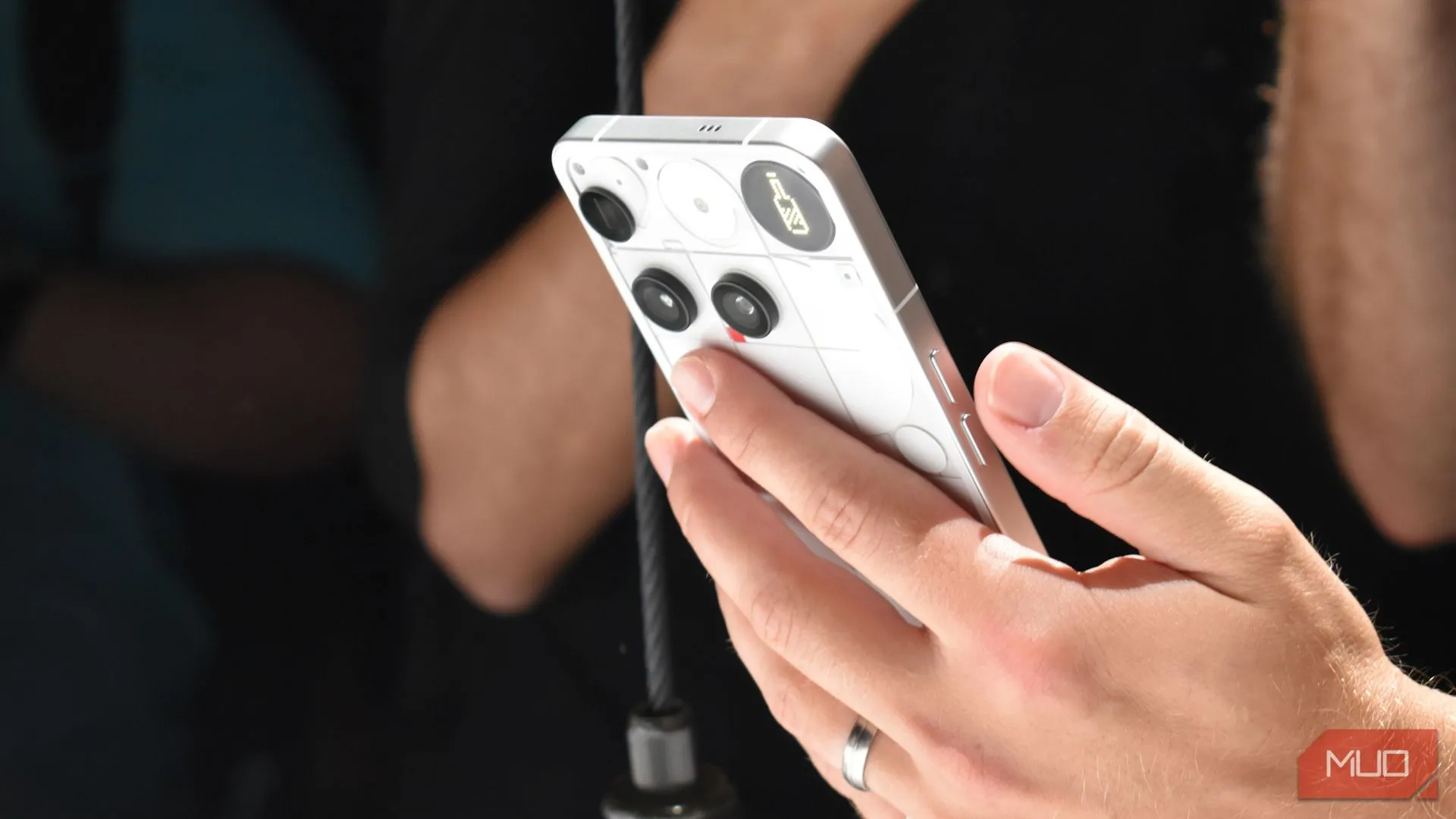 Mặt lưng Nothing Phone 3 với Glyph Matrix mới, hiển thị các họa tiết đèn LED độc đáo