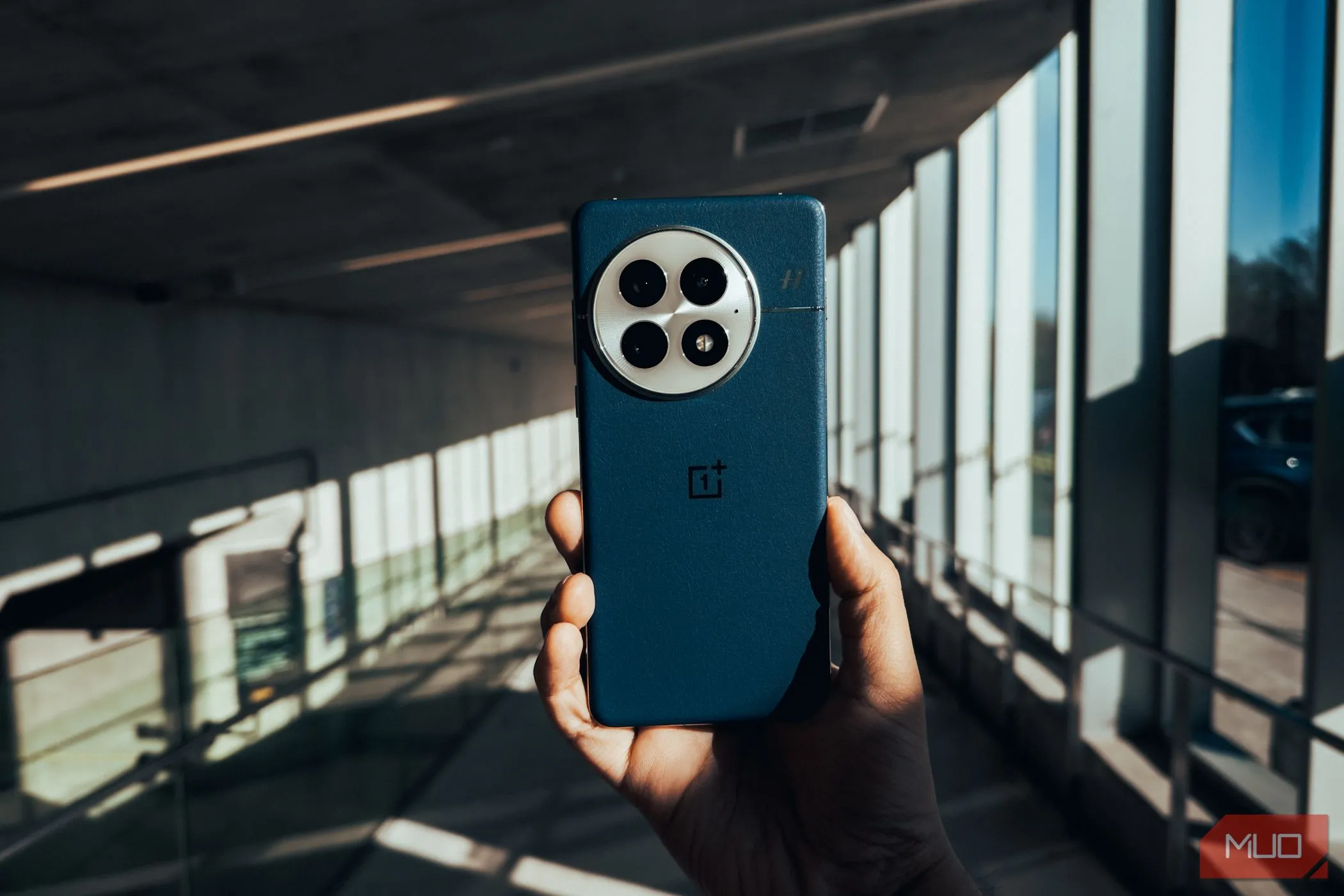 Mặt lưng OnePlus 13 và hiệu năng mạnh mẽ trong môi trường đô thị.