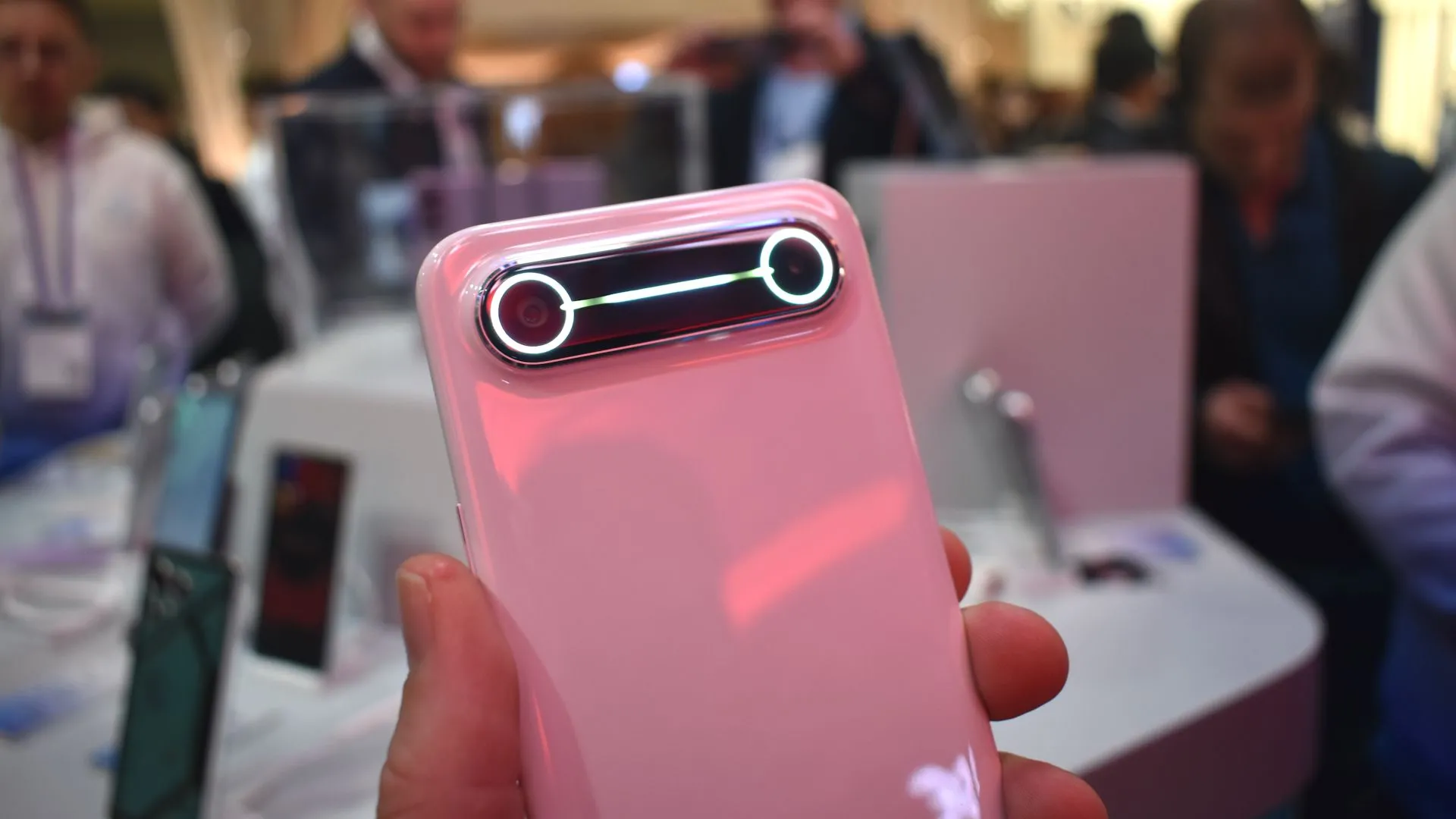 Mặt lưng và cụm camera của điện thoại Tecno Spark Slim Concept siêu mỏng tại MWC 2025.