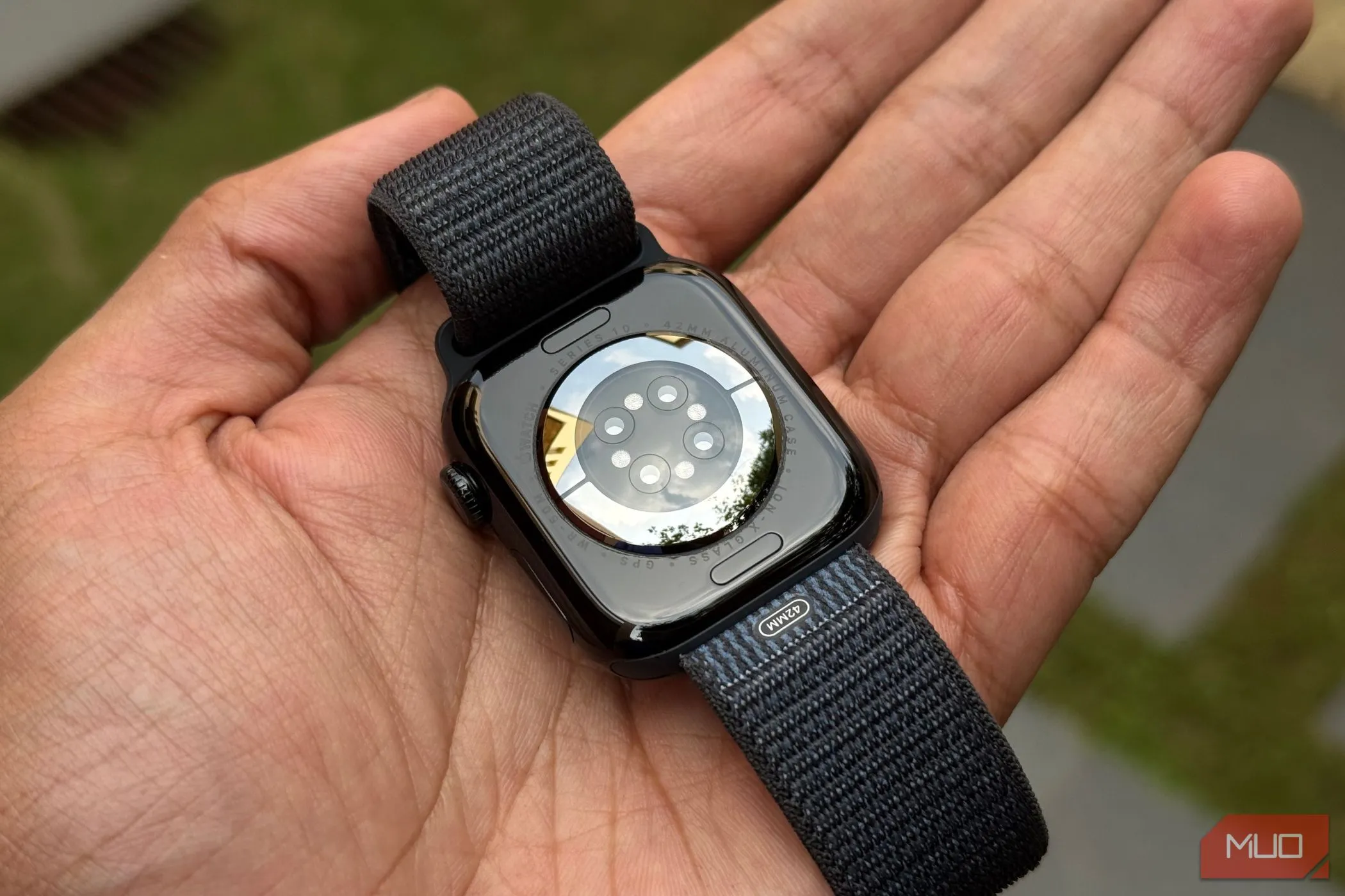 Mặt sau Apple Watch Series 10 hiển thị các cảm biến sức khỏe