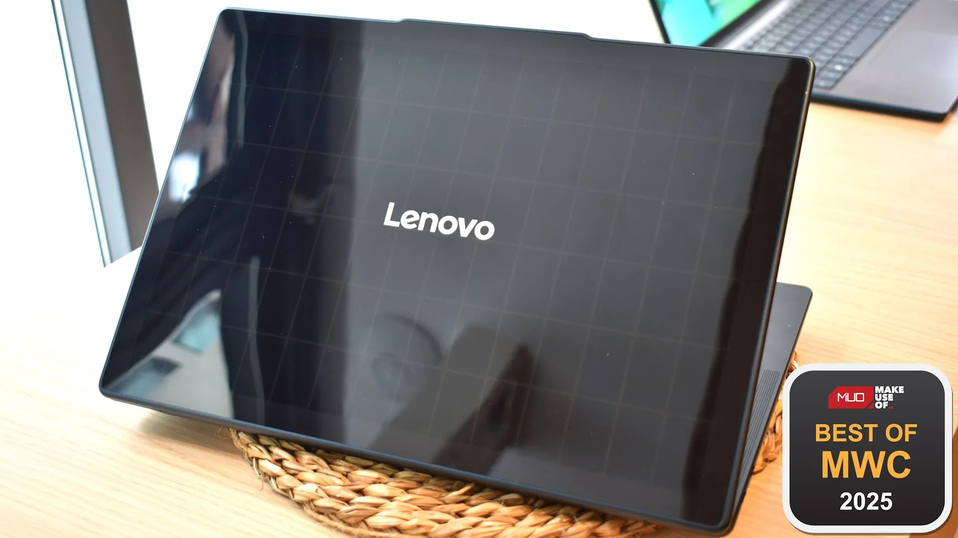 Mặt sau laptop Lenovo Yoga Solar PC với tấm sạc năng lượng mặt trời tại MWC 2025