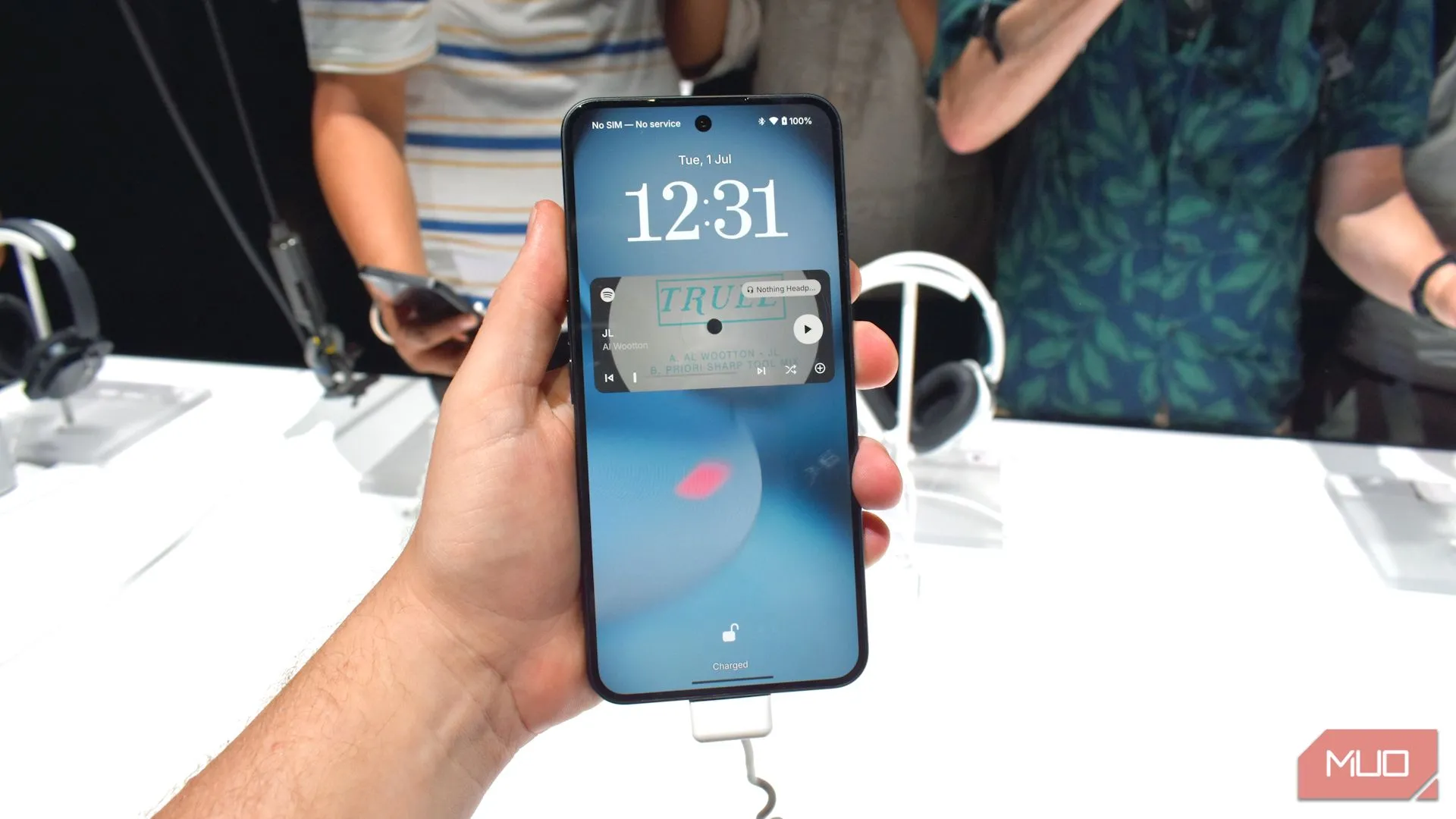 Mặt trước Nothing Phone 3 trong tay người dùng, thể hiện thiết kế mỏng và viền màn hình