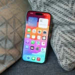 Mẫu iPhone 15 với hệ điều hành iOS 26 mới