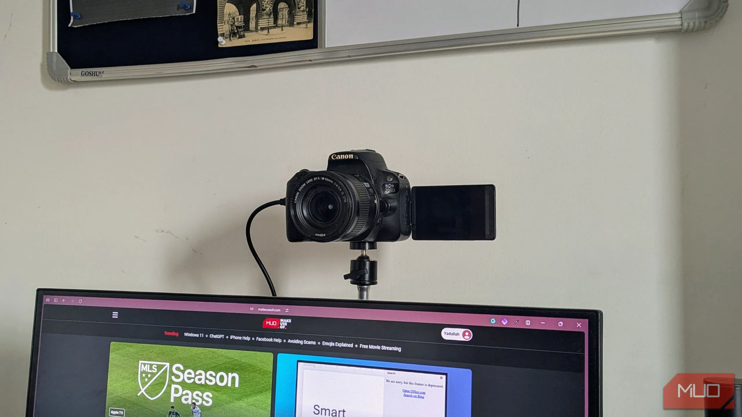 Máy ảnh Canon DSLR được sử dụng làm webcam và kết nối với màn hình