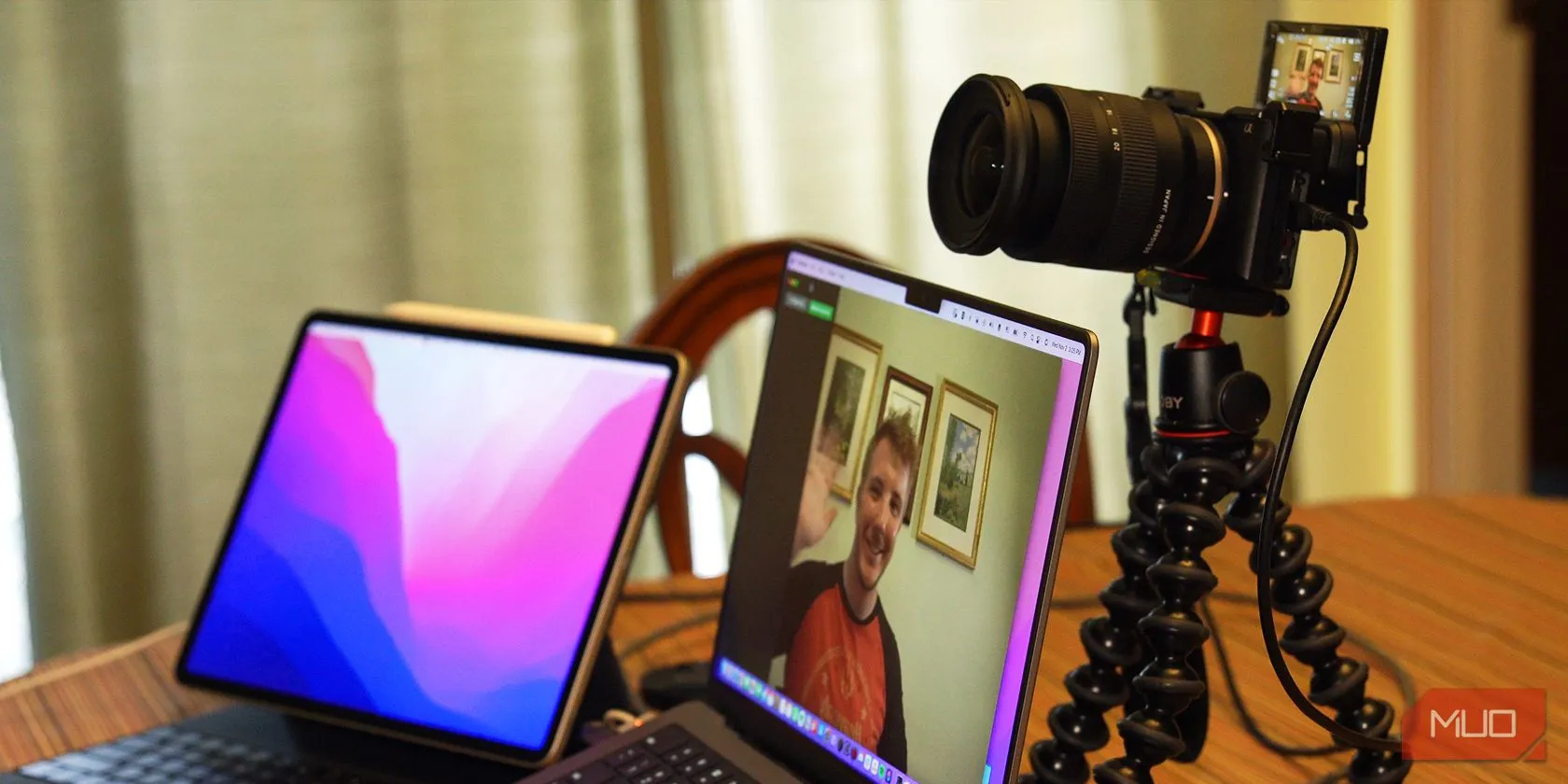 Máy ảnh DSLR đang được sử dụng như một webcam trên MacBook Pro