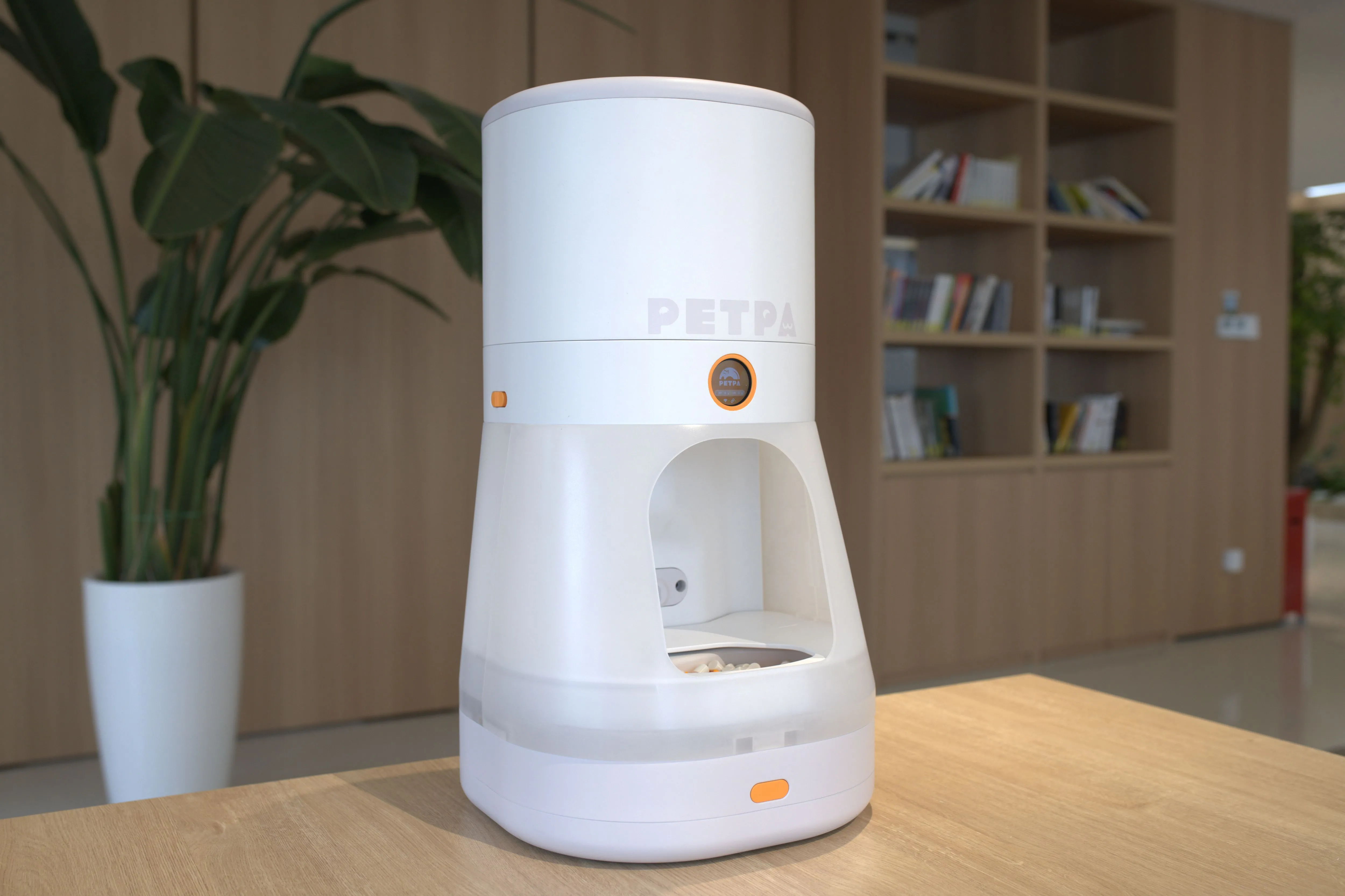 Máy cho ăn thông minh PETPA Multi-Pet Feeder quản lý lịch trình và khẩu phần ăn riêng biệt cho nhiều thú cưng, sử dụng công nghệ nhận diện microchip và hình ảnh.