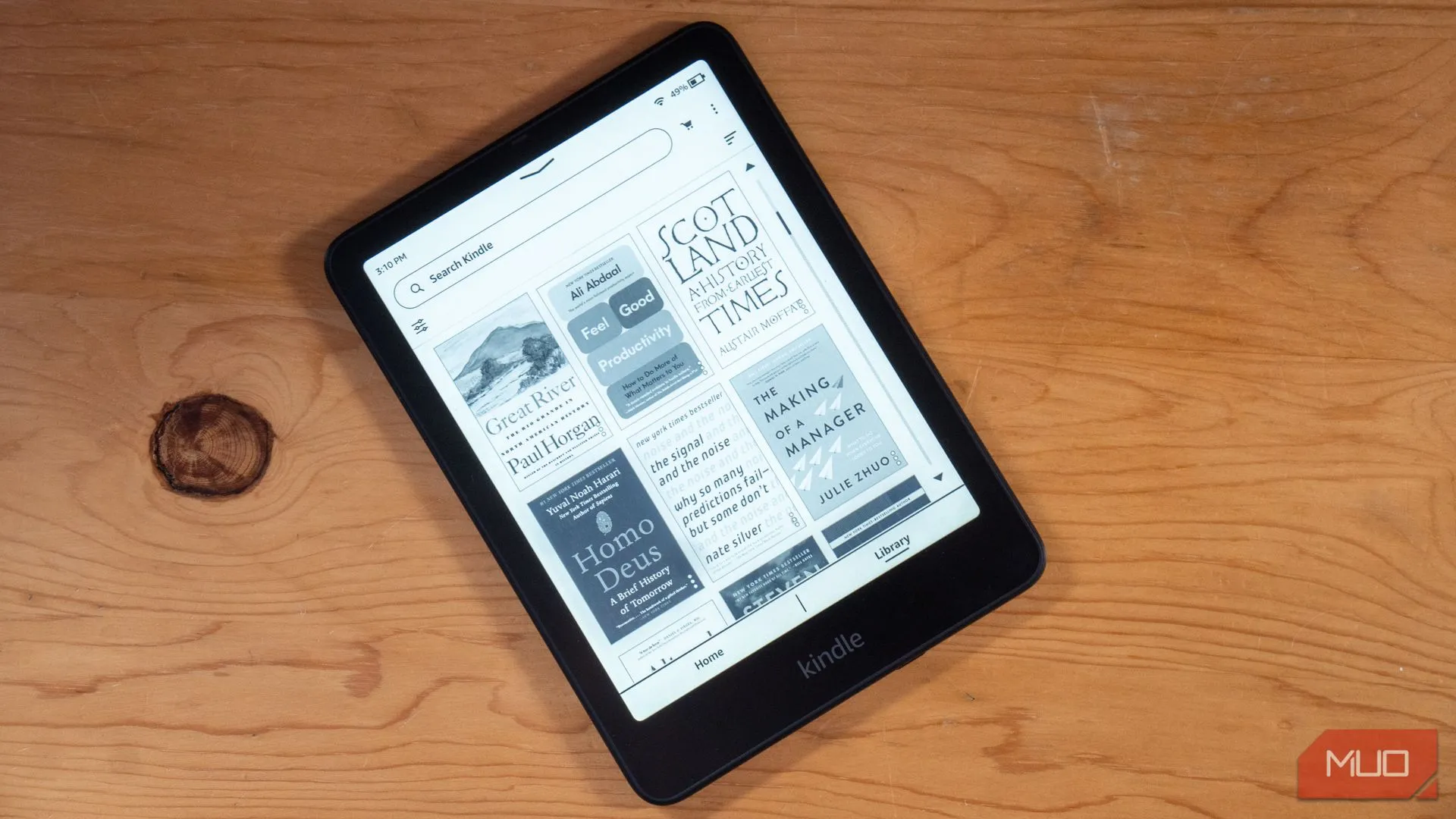 Máy đọc sách Amazon Kindle Paperwhite Signature Edition trên bàn