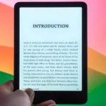 Máy đọc sách Kindle Paperwhite Signature Edition đang hiển thị giao diện tóm tắt truyện Recaps