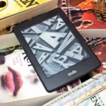 Máy đọc sách Kindle trên chồng sách vật lý, biểu tượng cho thư viện số và sách in