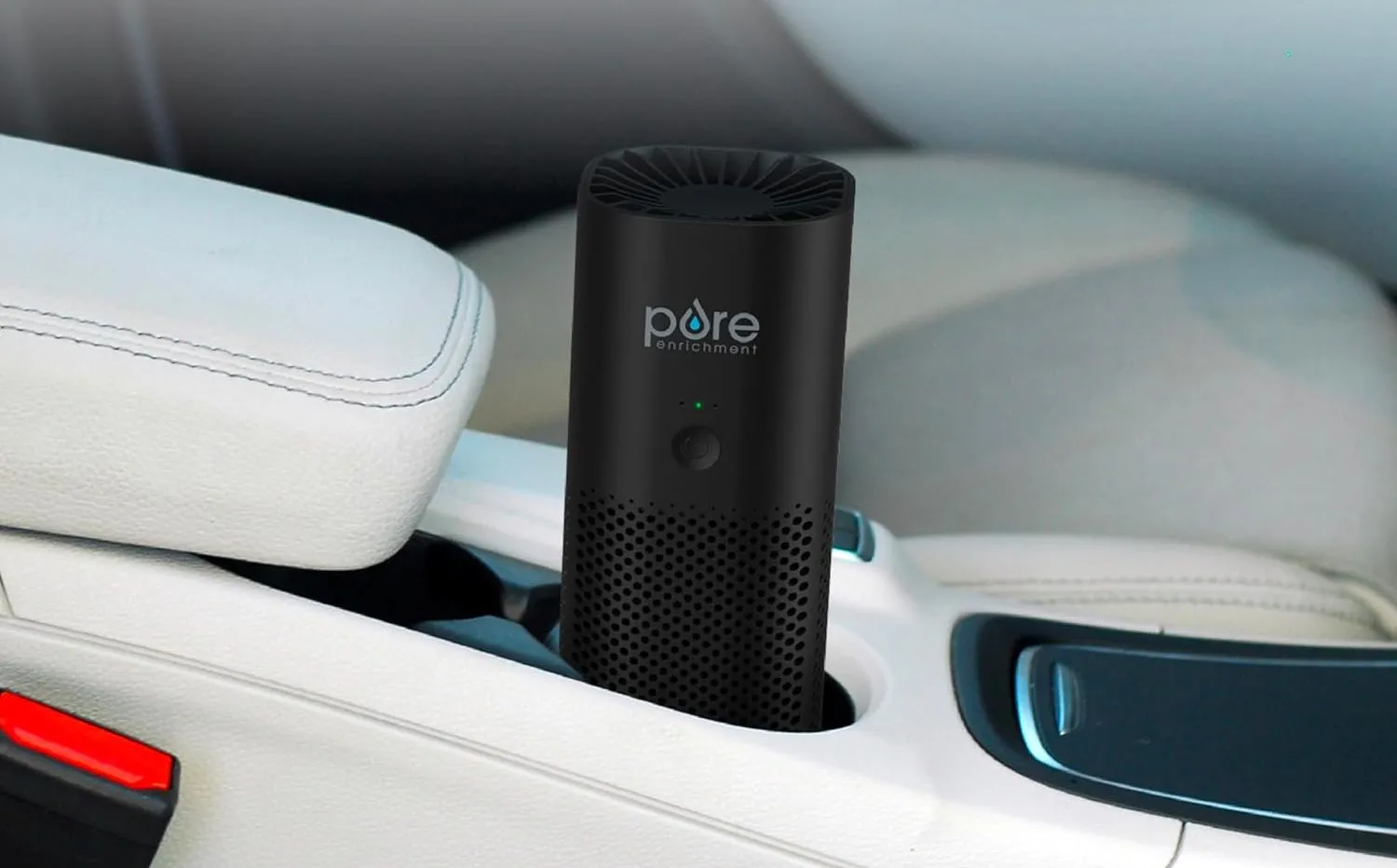 Máy lọc không khí di động PureZone Mini, có thể đặt trong hộc đựng cốc của ô tô và cấp nguồn qua cổng USB.