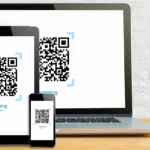 Máy tính xách tay, điện thoại và máy tính bảng hiển thị mã QR dùng để xác thực Gmail