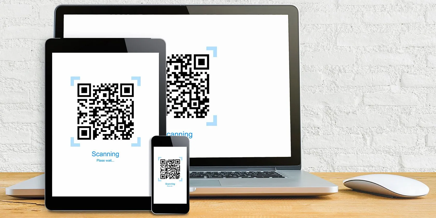 Máy tính xách tay, điện thoại và máy tính bảng hiển thị mã QR dùng để xác thực Gmail