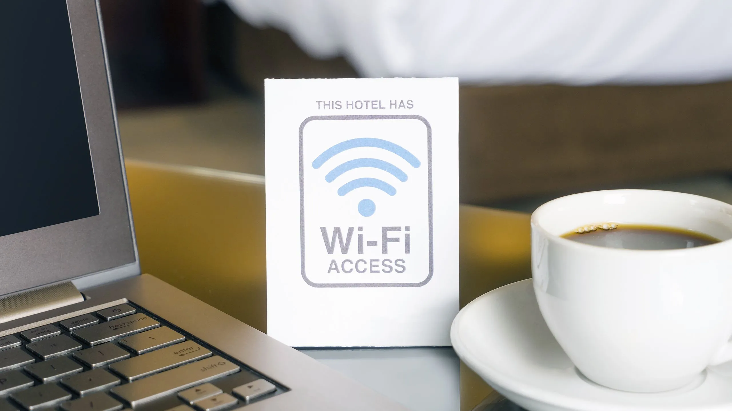 Máy tính xách tay kết nối Wi-Fi công cộng tại khách sạn