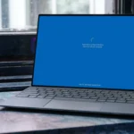 Máy tính xách tay Windows 11 đang hiển thị màn hình cài đặt cập nhật