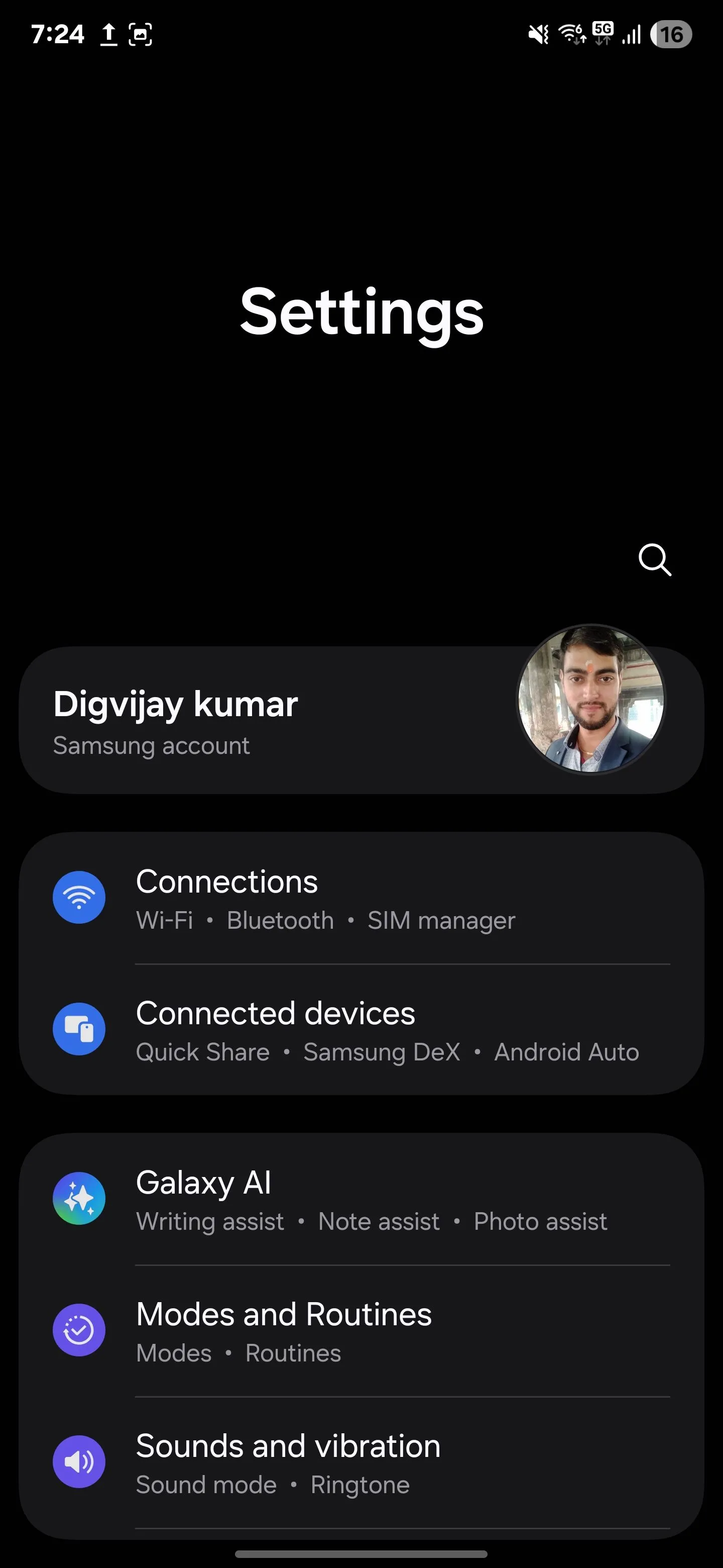 Menu cài đặt chính trên điện thoại Samsung, nơi người dùng có thể tùy chỉnh mọi chức năng của thiết bị.