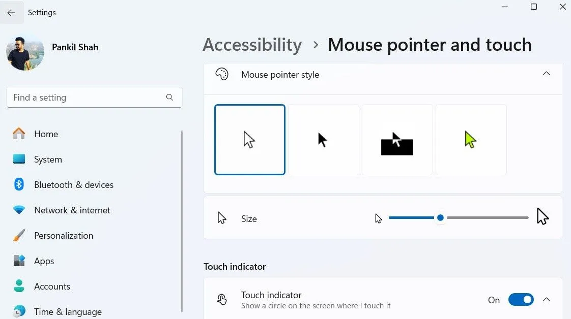 Menu cài đặt con trỏ chuột và kích thước văn bản trong Windows 11, giúp người dùng dễ dàng tìm kiếm con trỏ và đọc nội dung trên màn hình.
