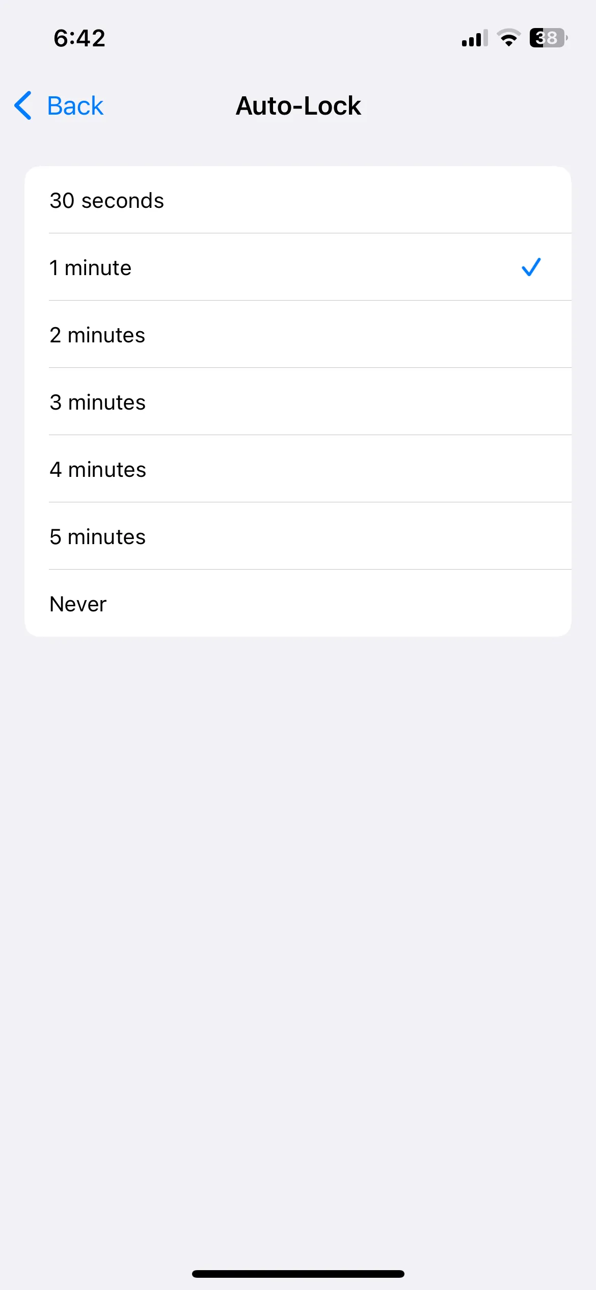 Menu cài đặt tự động khóa màn hình iPhone trong phần Màn hình &amp; Độ sáng.