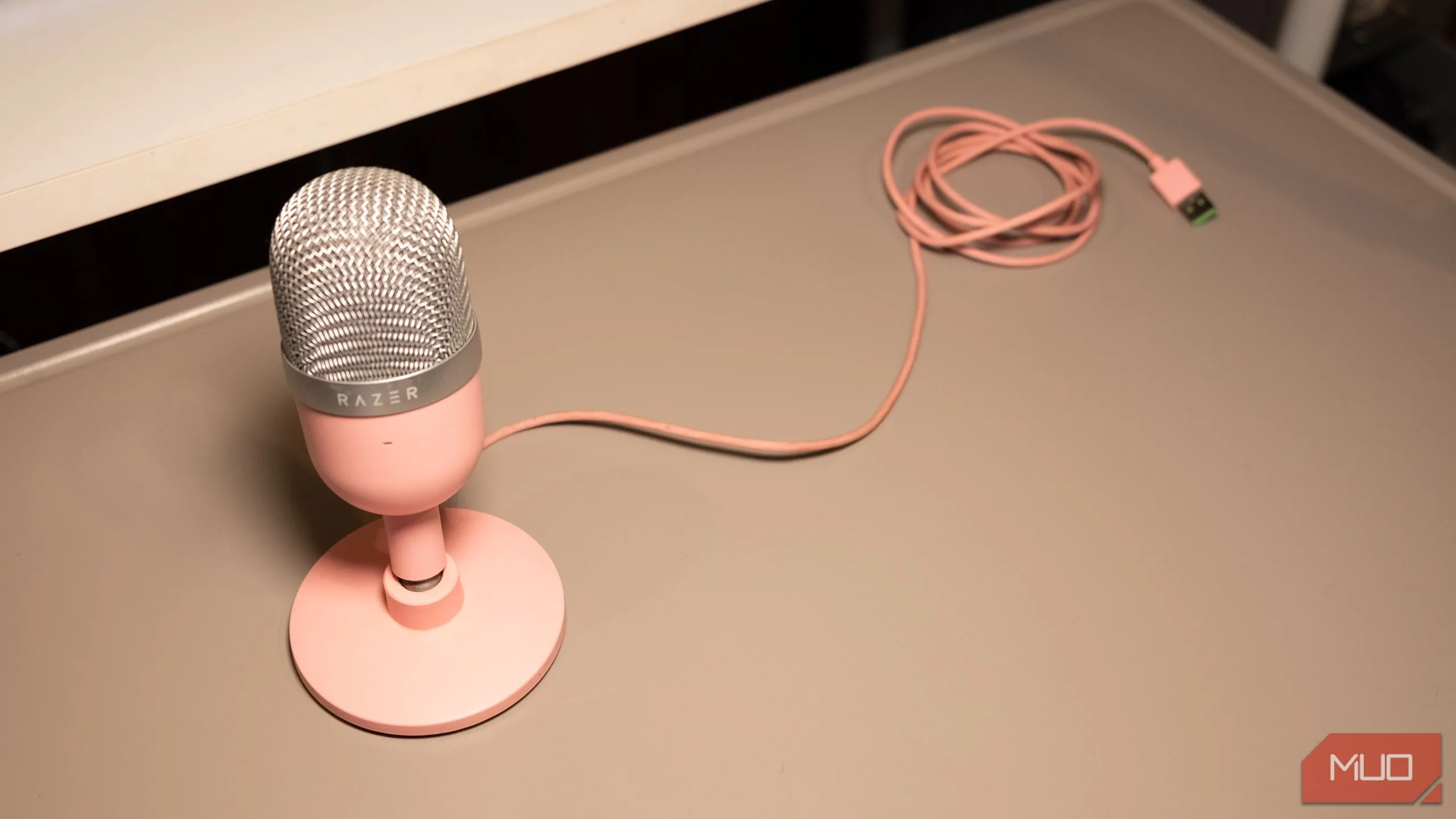 Micro Razer Seiren Mini màu đen gọn nhẹ đặt trên bàn làm việc, một ví dụ tiêu biểu cho micro USB condenser.