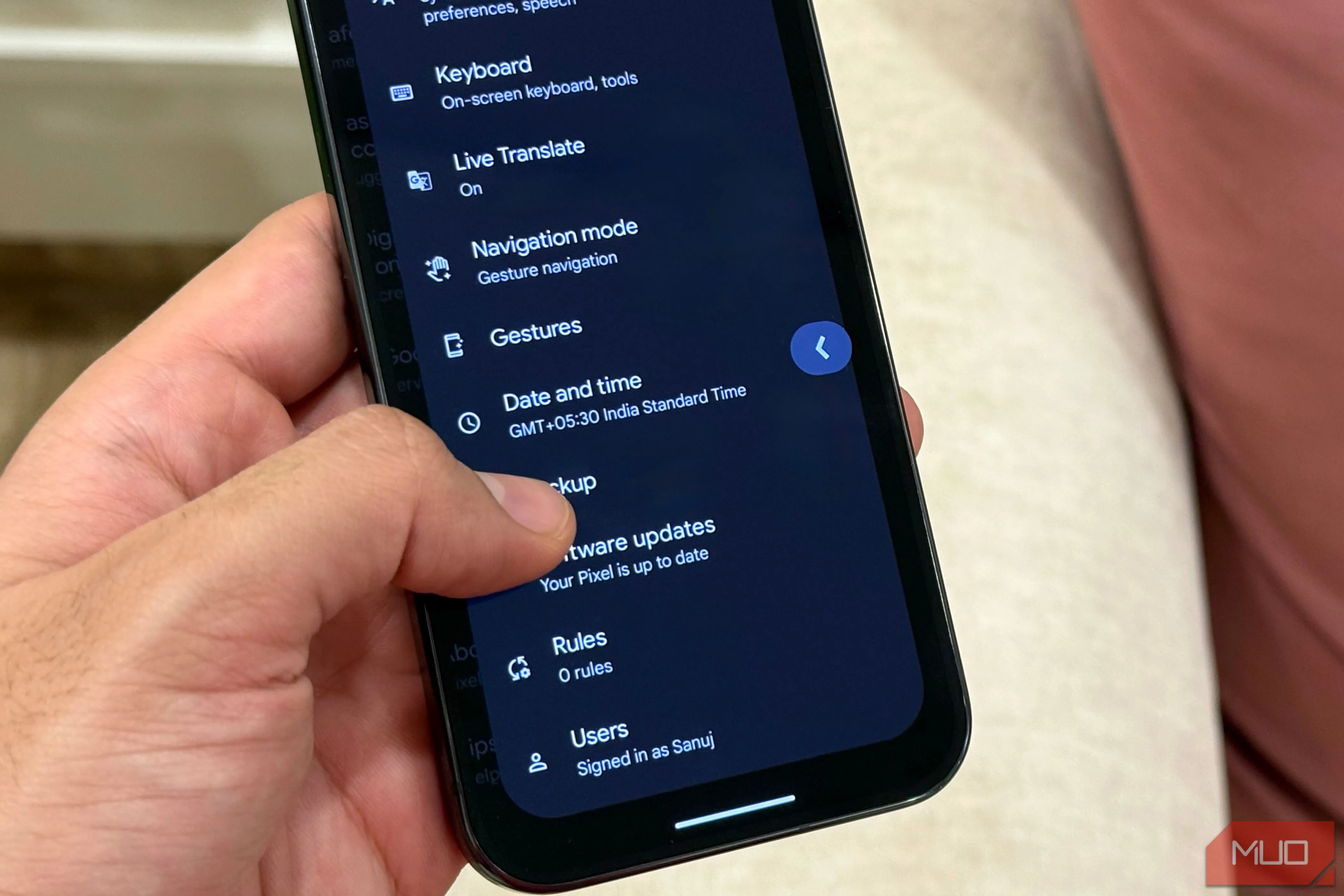 Minh họa cử chỉ vuốt quay lại trên điện thoại Android, thể hiện sự tiện lợi và nhất quán trong thao tác điều hướng của hệ điều hành này.