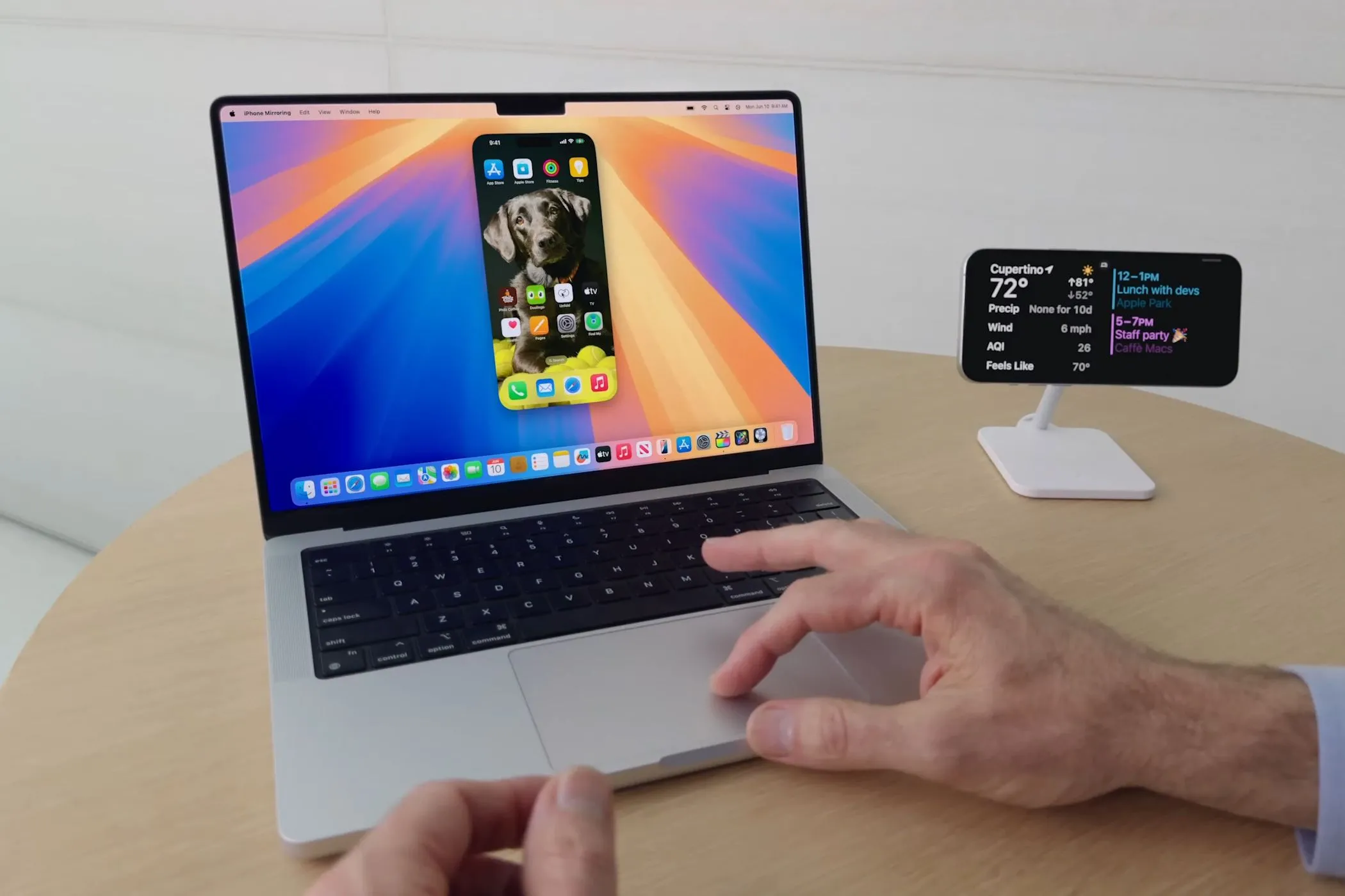 Minh họa tính năng phản chiếu màn hình iPhone lên MacBook chạy macOS Sequoia, hiển thị tỷ lệ khung hình cố định của iPhone