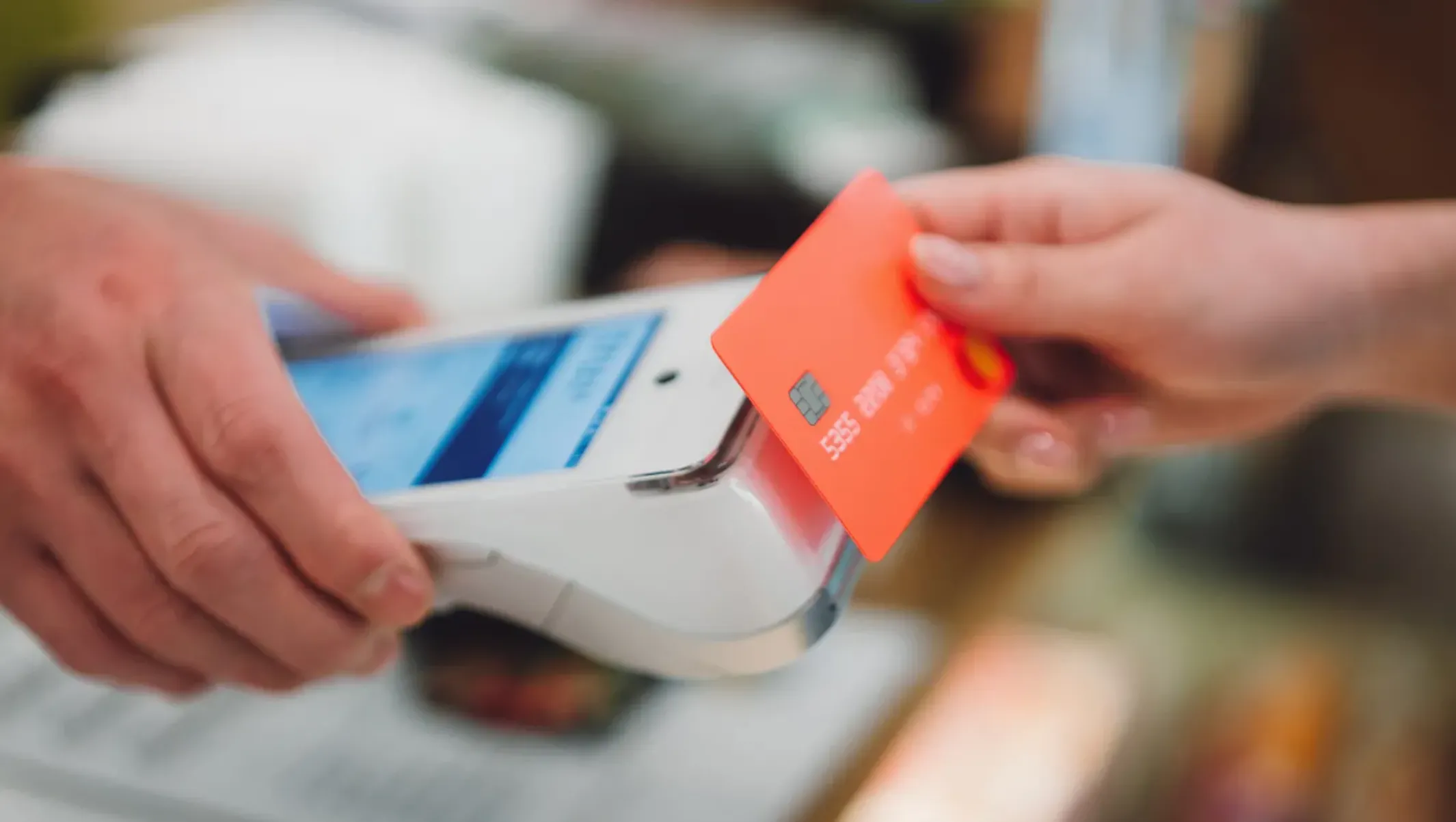 Minh họa tính năng thanh toán không tiếp xúc (tap-to-pay) trên điện thoại, phương pháp an toàn giúp phòng tránh skimming thẻ.