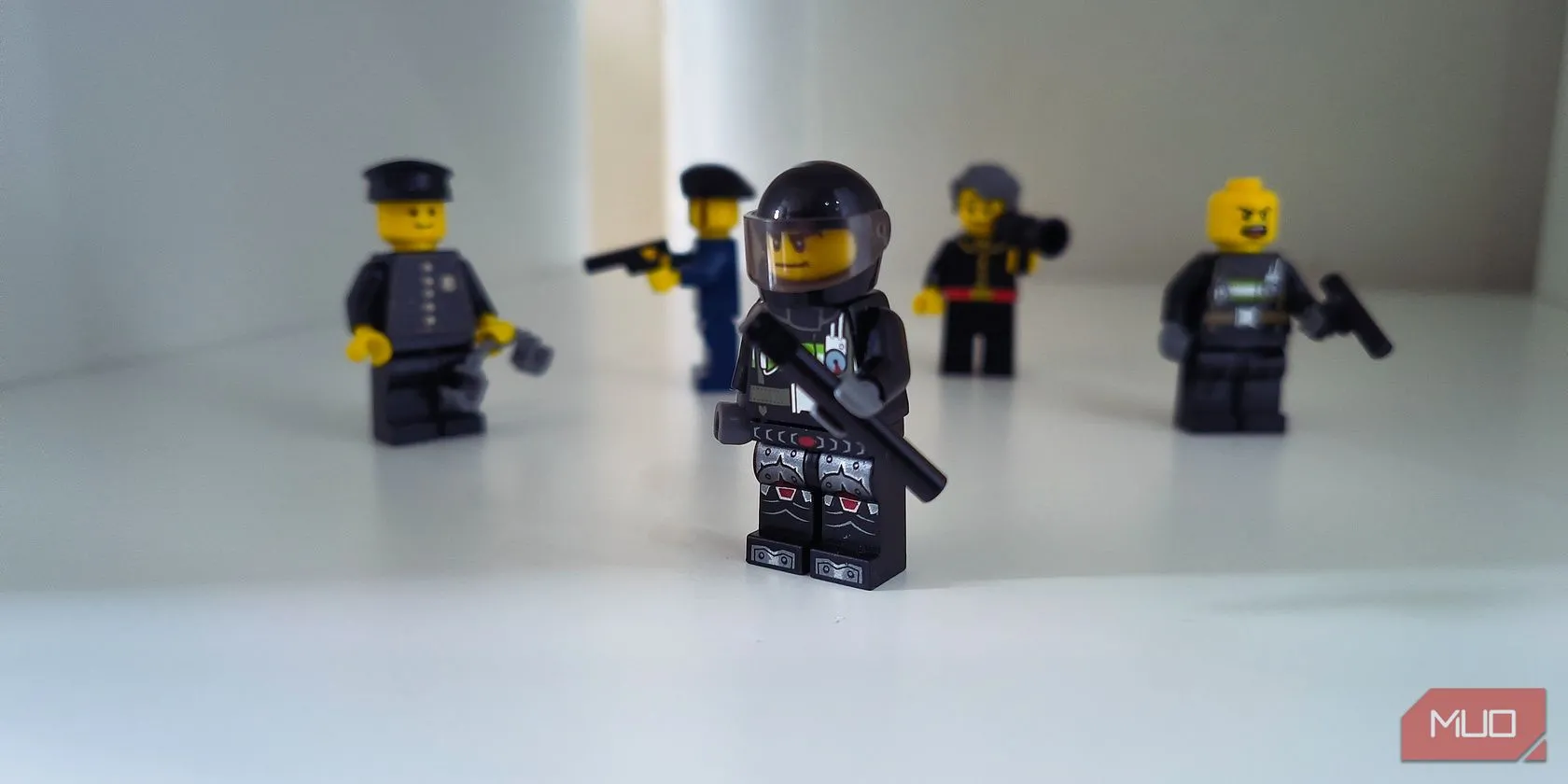 Mô hình Lego cảnh sát đột kích, tượng trưng cho nguy cơ bị cơ quan pháp luật giám sát và điều tra khi hoạt động trên dark web.