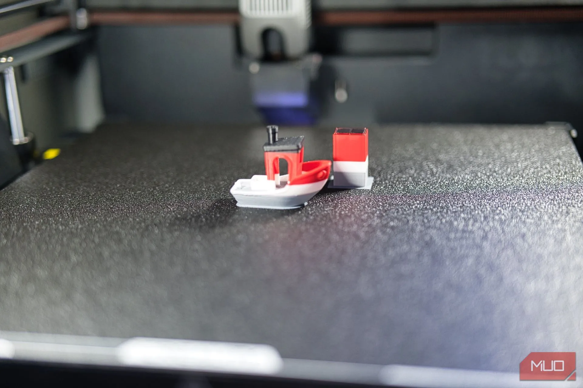 Mô hình thử nghiệm Benchy đa màu sắc được in bằng máy in 3D Creality K2 Plus CFS