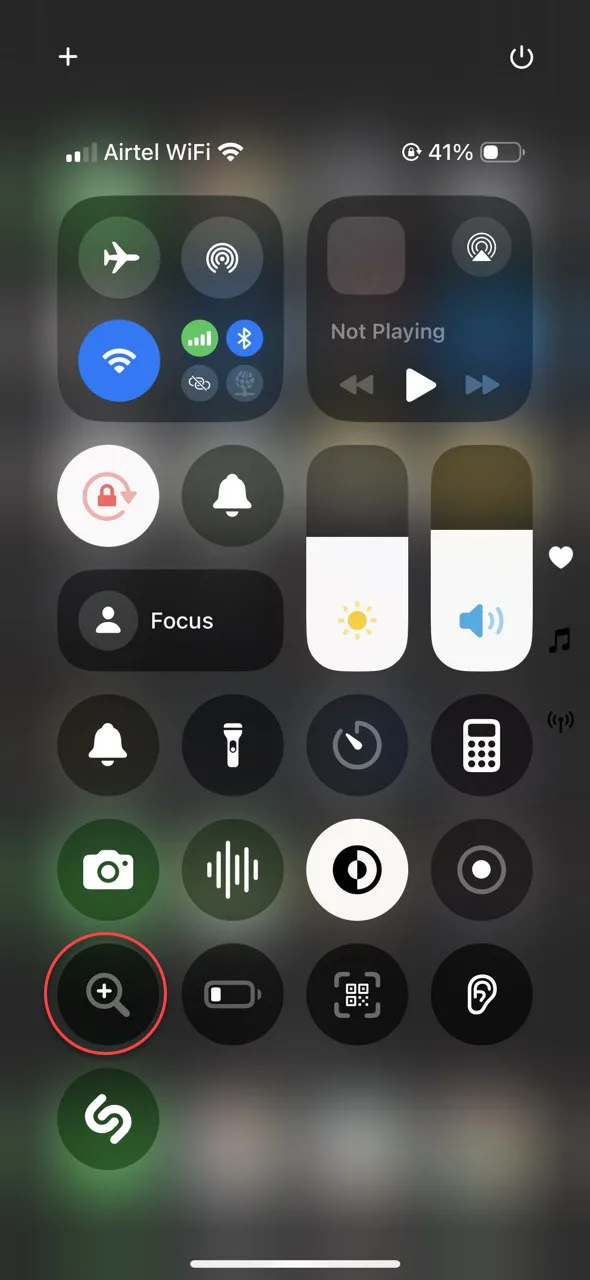Mở ứng dụng Kính lúp trên iPhone từ Trung tâm điều khiển hoặc Thư viện ứng dụng