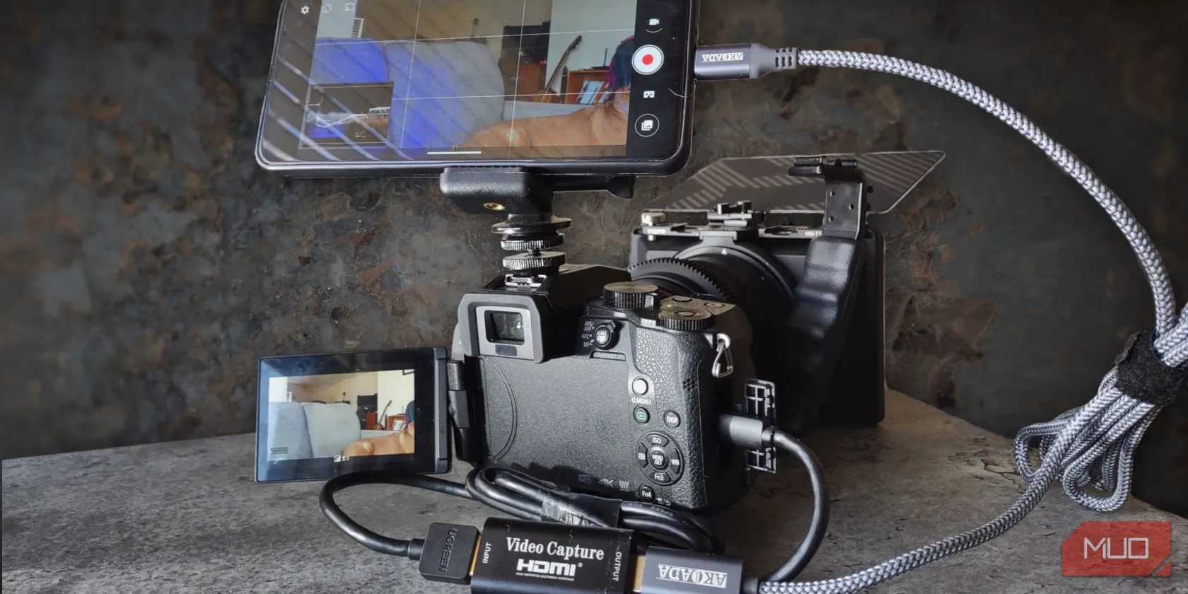Một chiếc điện thoại Android được dùng làm màn hình cho máy ảnh Lumix G7, minh họa khả năng kết hợp công nghệ hiện đại với máy ảnh để tối ưu chi phí và hiệu suất nhiếp ảnh.