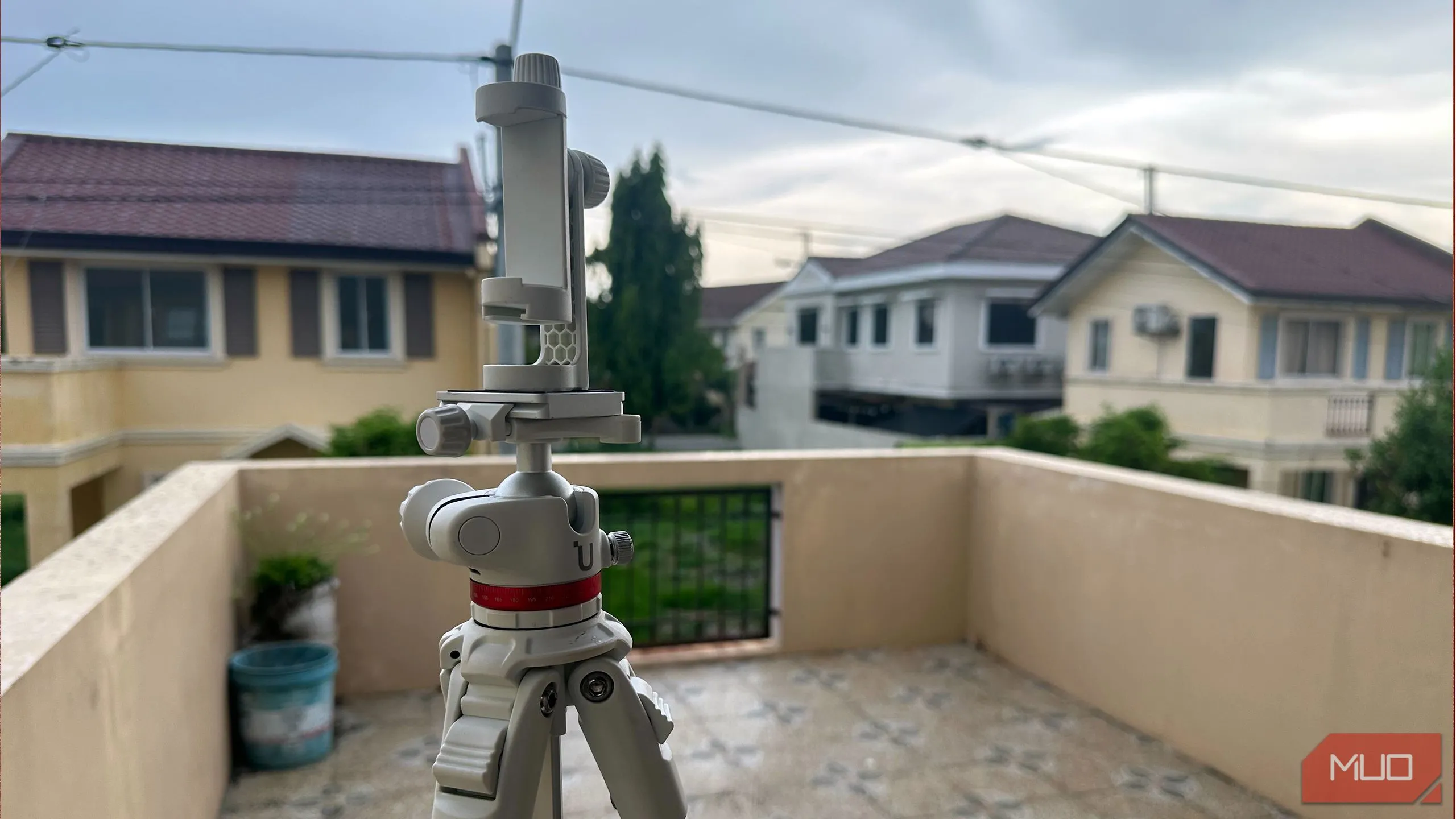 Một chiếc tripod chất lượng cao dùng cho DSLR với kẹp giữ điện thoại, giúp điện thoại ổn định khi quay timelapse