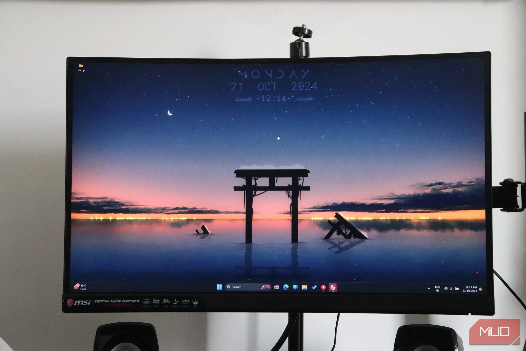 Một màn hình cong gắn trên tay đỡ, biểu tượng cho chi phí cao của màn hình OLED so với giá trị thực tế.