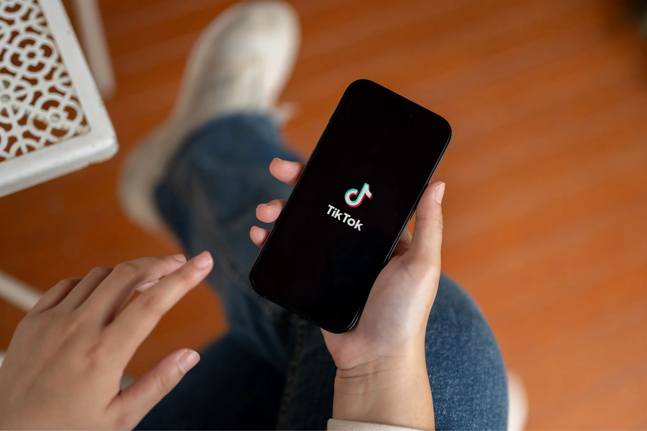 Một người cầm điện thoại thông minh với ứng dụng TikTok