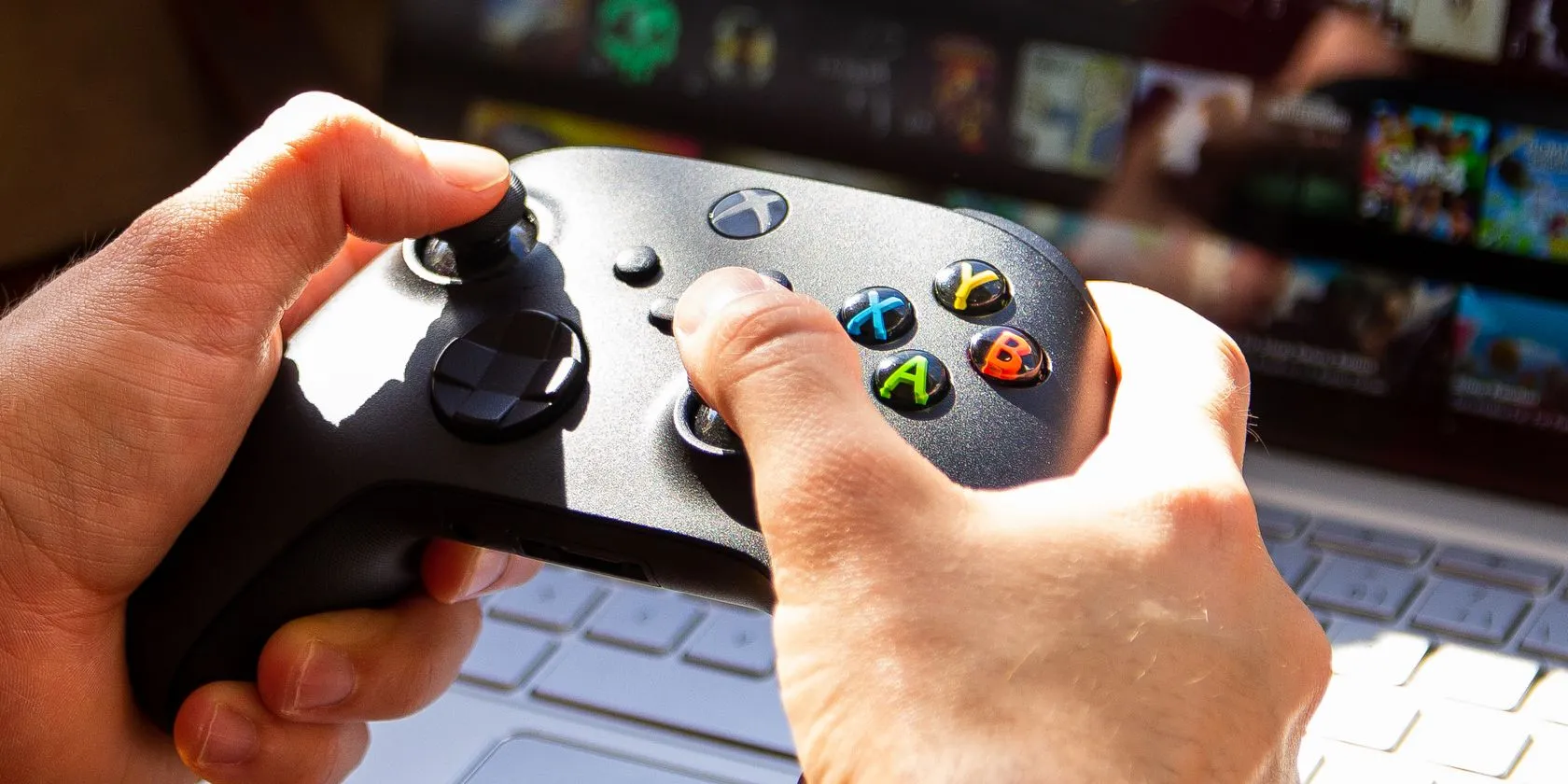 Một người đàn ông đang chơi game trên Chromebook bằng tay cầm Xbox, thể hiện khả năng chơi game của Chromebook nhưng cũng ngụ ý những hạn chế đối với game thủ chuyên nghiệp.