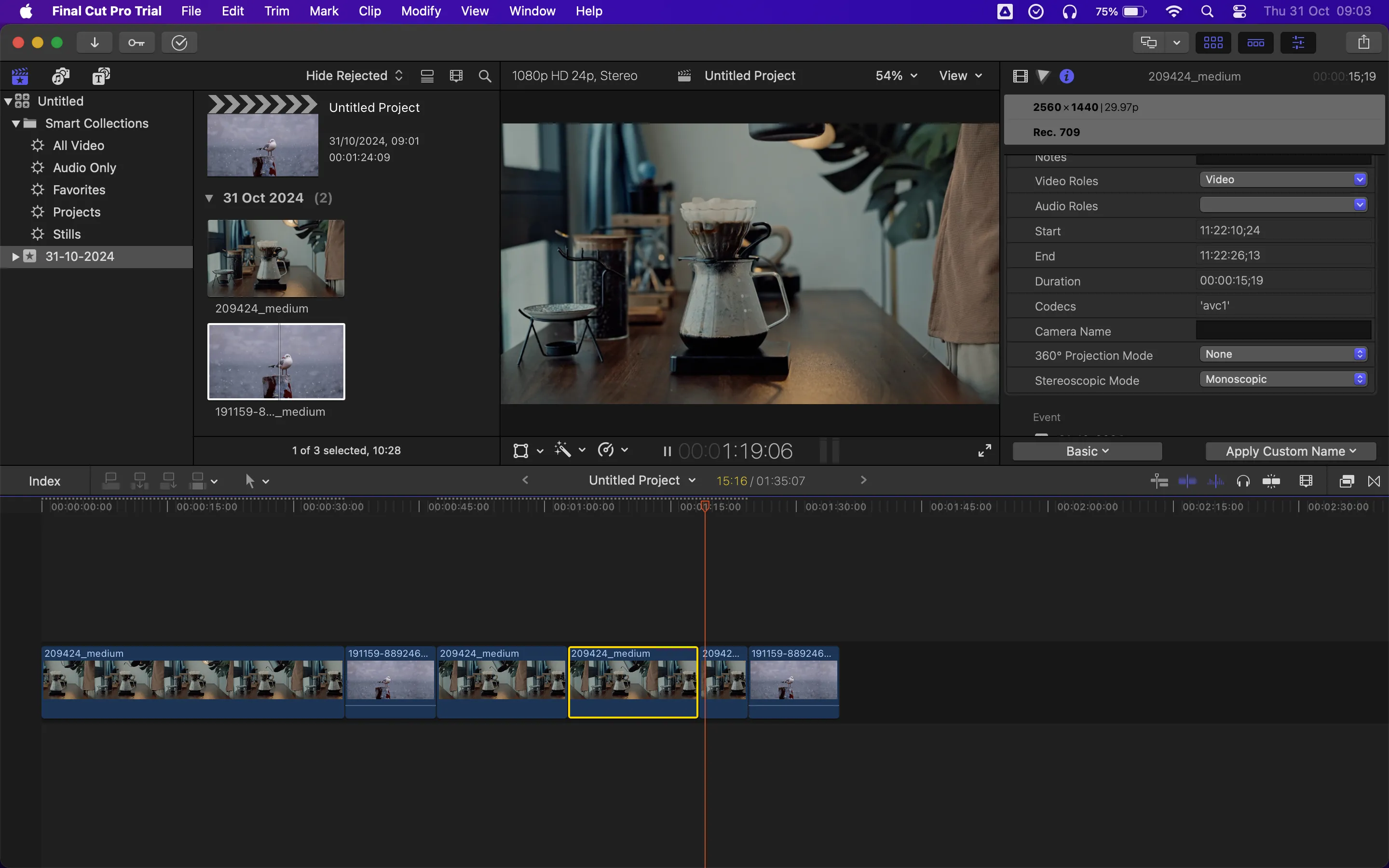 Một người đang biên tập video chuyên nghiệp với phần mềm Final Cut Pro trên máy Mac, thể hiện các công cụ chỉnh sửa và timeline phức tạp của ứng dụng độc quyền này.