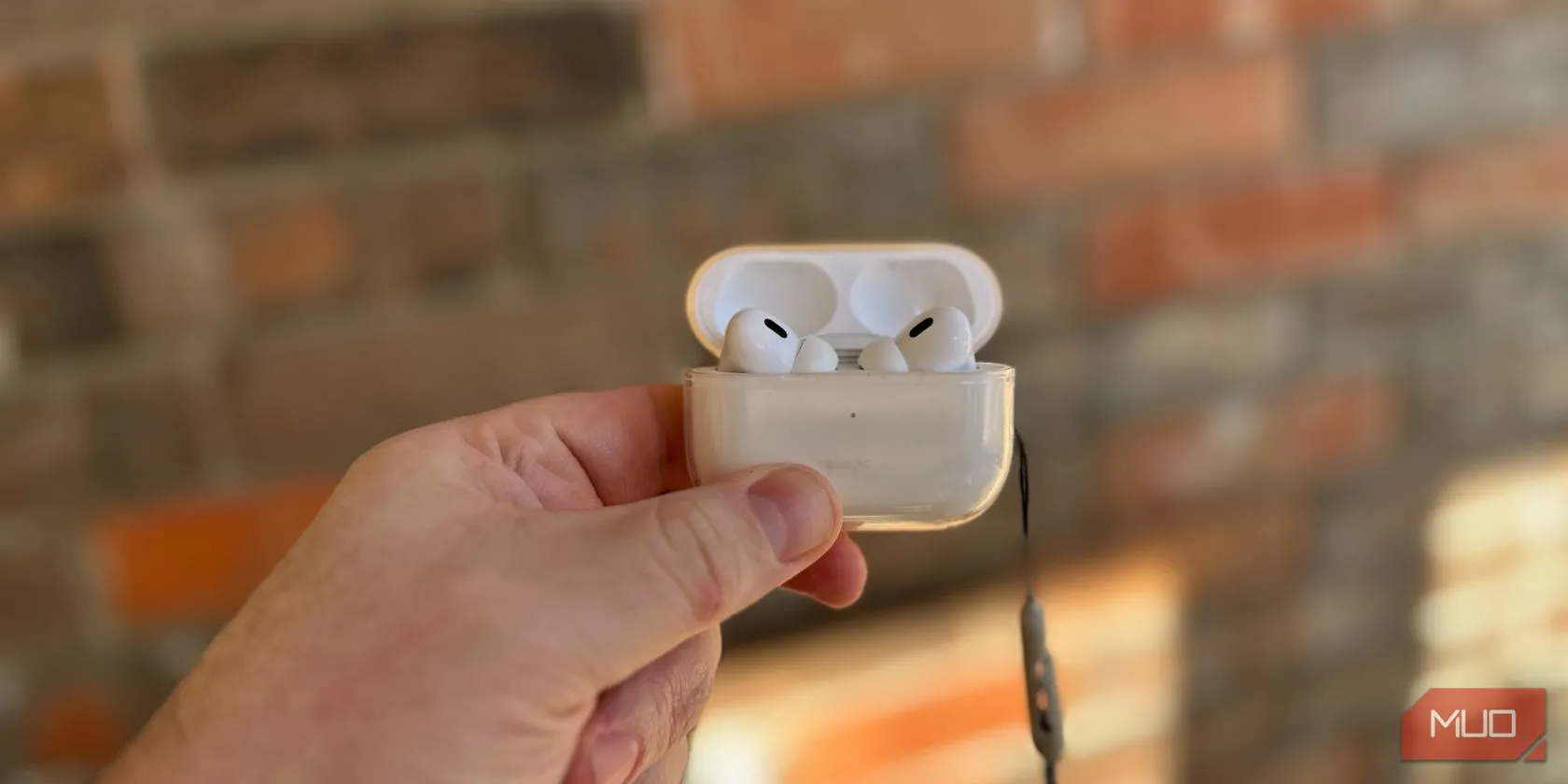Một người đang cầm hộp sạc AirPods Pro 2, minh họa tính di động và vẻ ngoài cao cấp của sản phẩm Apple.