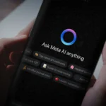 Một người dùng đang cầm điện thoại thông minh với ứng dụng WhatsApp mở, hiển thị giao diện trò chuyện cùng chatbot Meta AI trên màn hình.