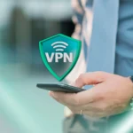 Một người dùng đang cầm điện thoại với biểu tượng VPN hiện trên màn hình, tượng trưng cho việc sử dụng VPN để bảo vệ quyền riêng tư trực tuyến.