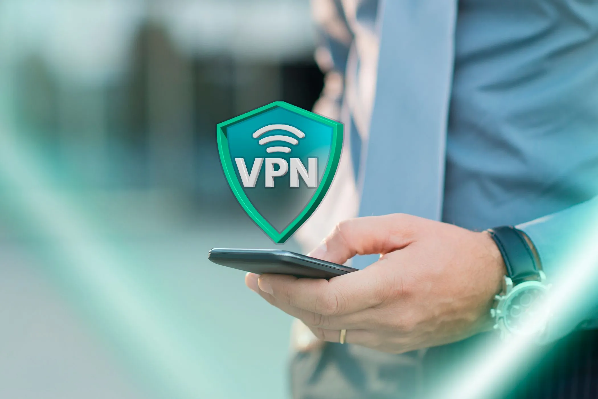 Một người dùng đang cầm điện thoại với biểu tượng VPN hiện trên màn hình, tượng trưng cho việc sử dụng VPN để bảo vệ quyền riêng tư trực tuyến.