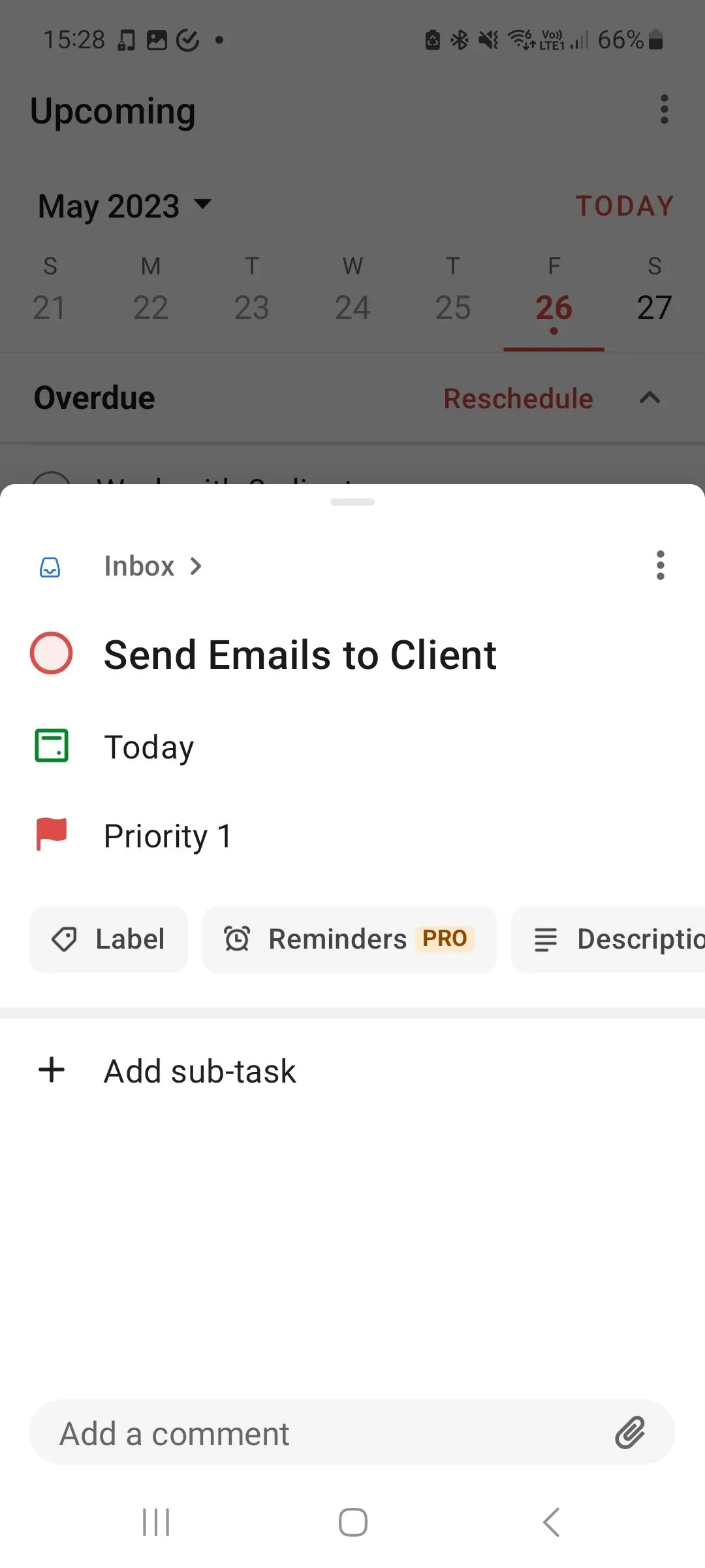 Một nhiệm vụ &quot;Gửi Email cho Khách hàng&quot; với độ ưu tiên cao trong Todoist, thể hiện khả năng sắp xếp công việc theo mức độ quan trọng.