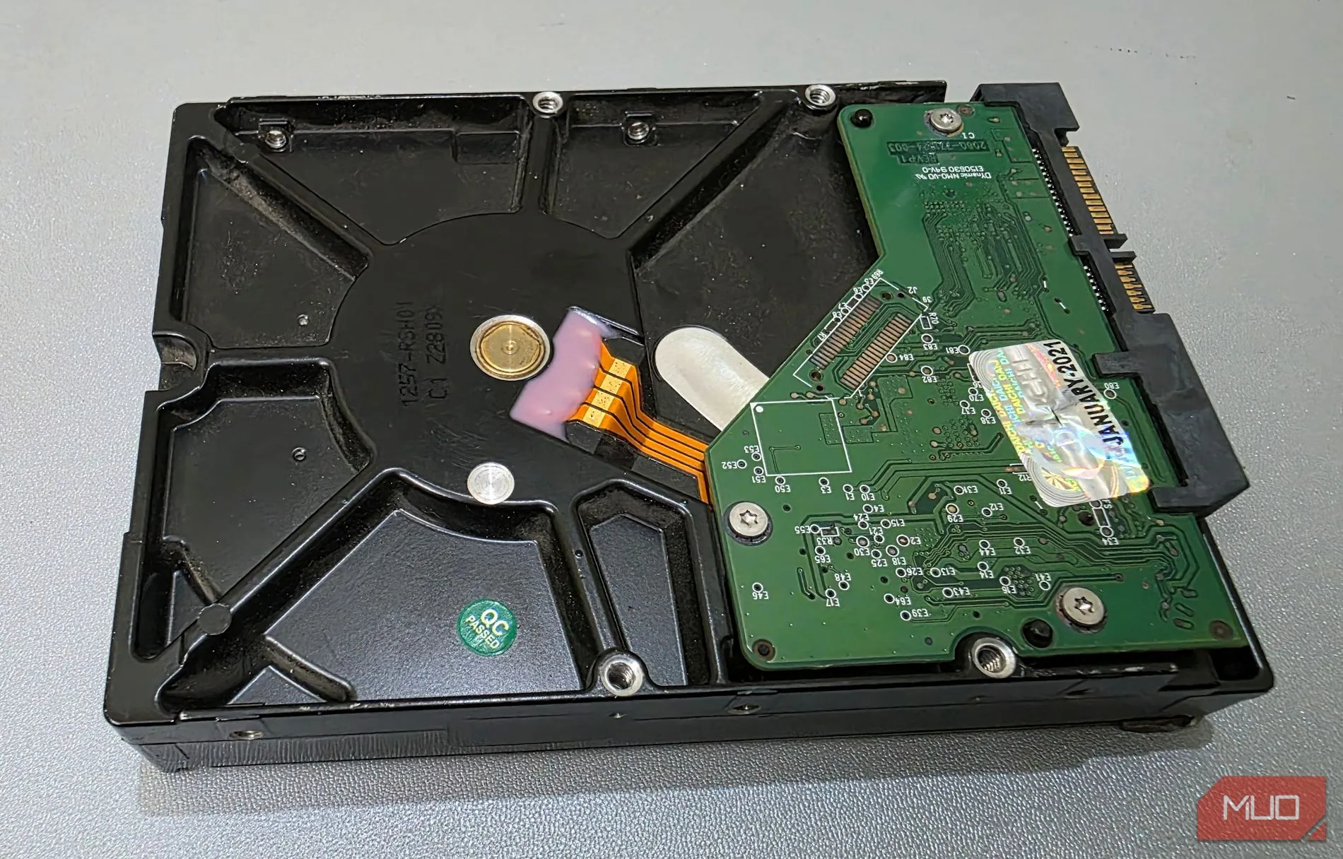 Một ổ cứng gắn ngoài cũ đang được sử dụng làm bộ nhớ riêng cho các máy ảo (Virtual Machine).