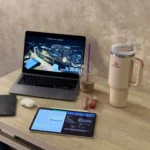 Một sinh viên đang học bài và xem video 'Study With Me' để tăng cường sự tập trung