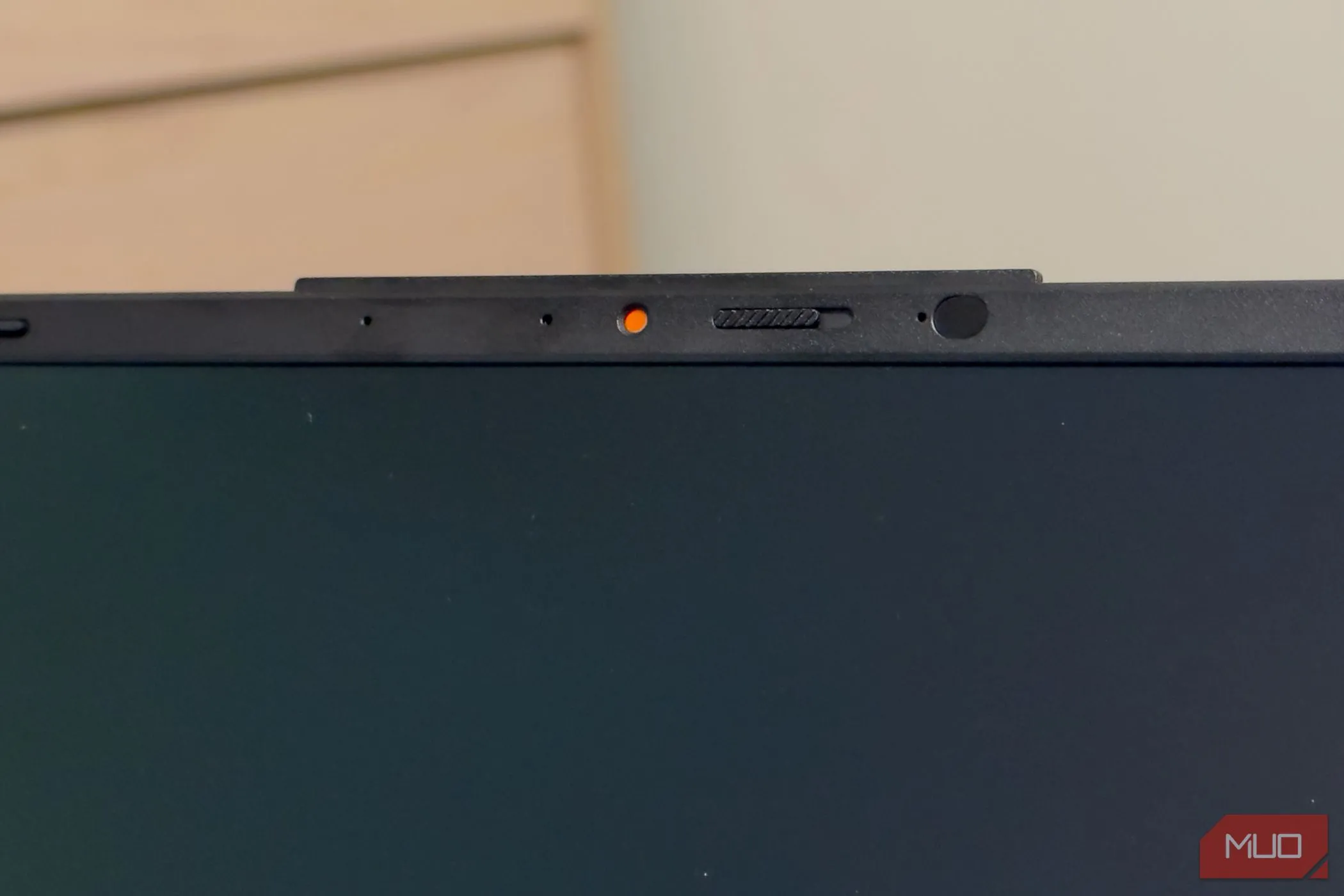 Nắp che webcam tích hợp trên laptop ASUS Vivobook S 15 OLED giúp bảo vệ quyền riêng tư hiệu quả
