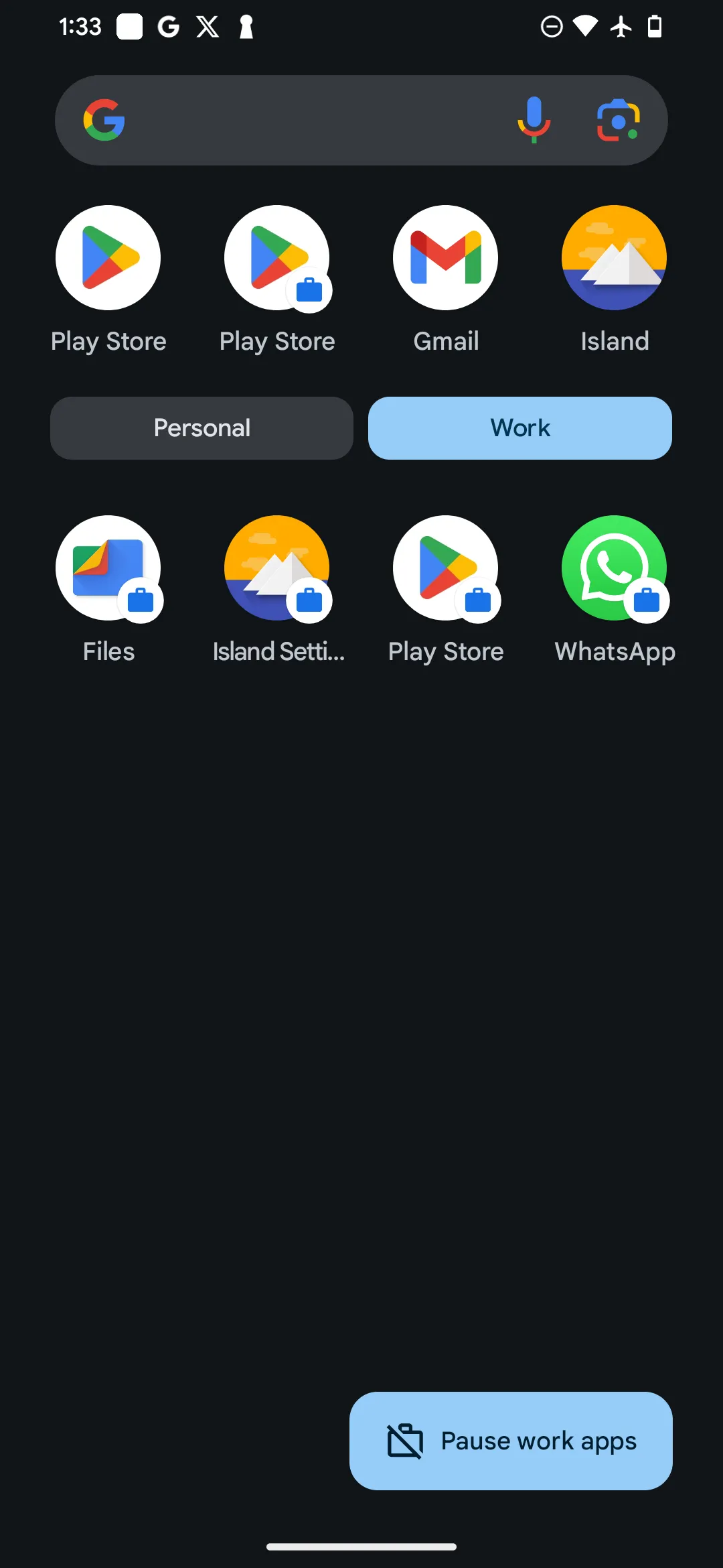 Ngăn kéo ứng dụng Android hiển thị phần &quot;Work&quot; (Tài khoản công việc) riêng biệt với các ứng dụng đã được nhân bản bởi Island, dễ dàng phân biệt qua biểu tượng cặp táp.