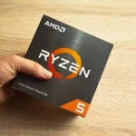 Người đàn ông cầm hộp chip AMD Ryzen 5, minh họa bộ vi xử lý hiệu năng cho laptop giá rẻ.