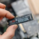 Người đàn ông cầm ổ cứng SSD Samsung 990 Pro, minh họa nâng cấp hiệu suất máy tính