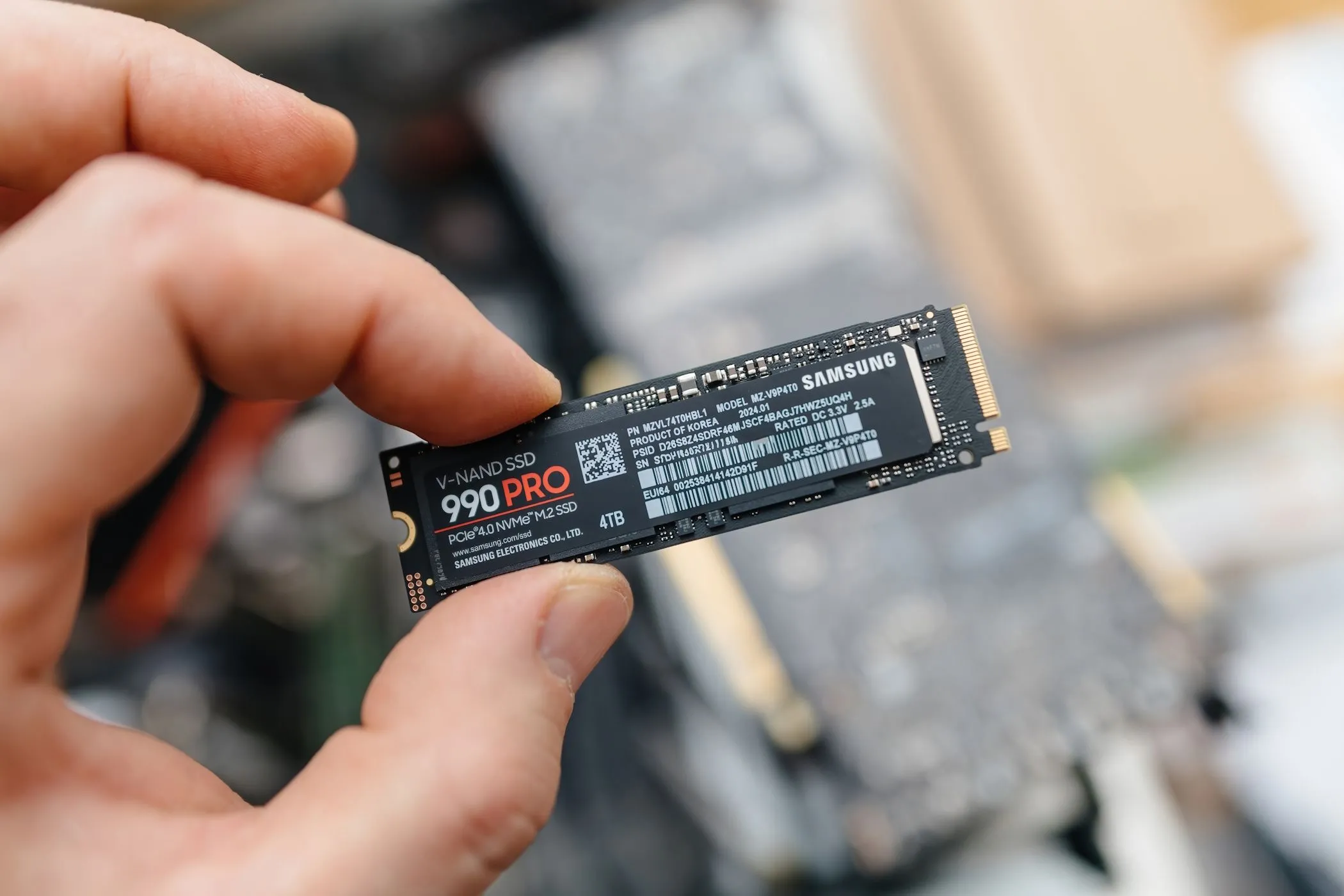 Người đàn ông cầm ổ cứng SSD Samsung 990 Pro, minh họa nâng cấp hiệu suất máy tính