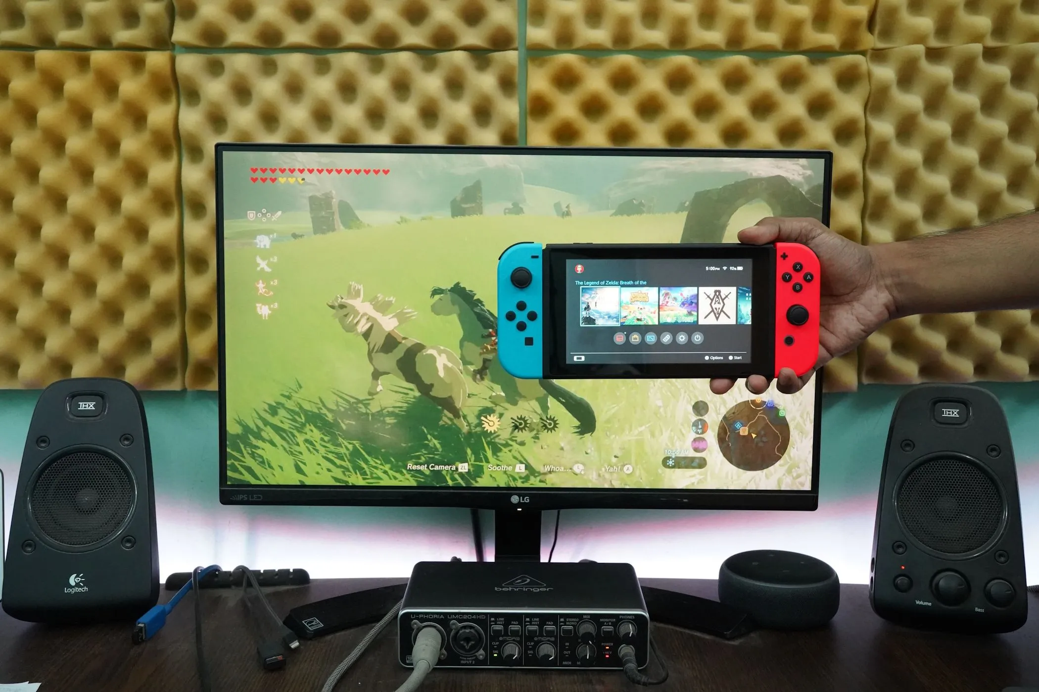 Người đàn ông đang chơi Nintendo Switch trên màn hình máy tính